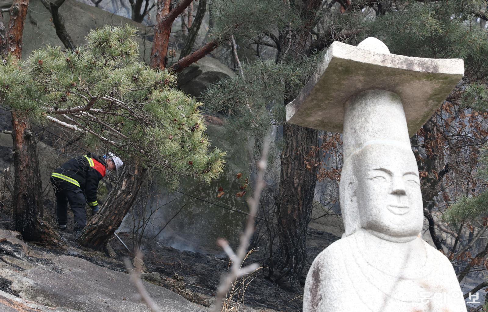 26일 서울 노원구 수락산에서 산불이 발생했다. 이날 화재로 수암사 대웅전이 소실됐다. 한 대원이 산불을 진압하고 있다. 김재명 기자 base@donga.com