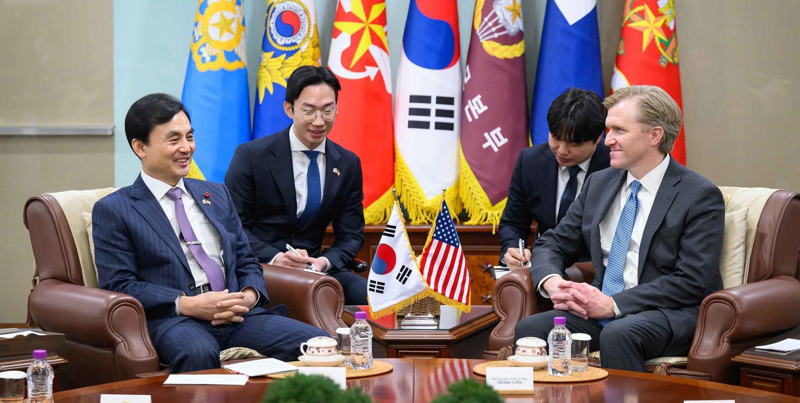 안규백 국방부 장관이 26일 오전 서울 용산구 국방부 청사에서 엘브리지 콜비 미국 국방부 정책담당 차관과 접견을 하고 있다. (국방부 제공) 2026.1.26/뉴스1