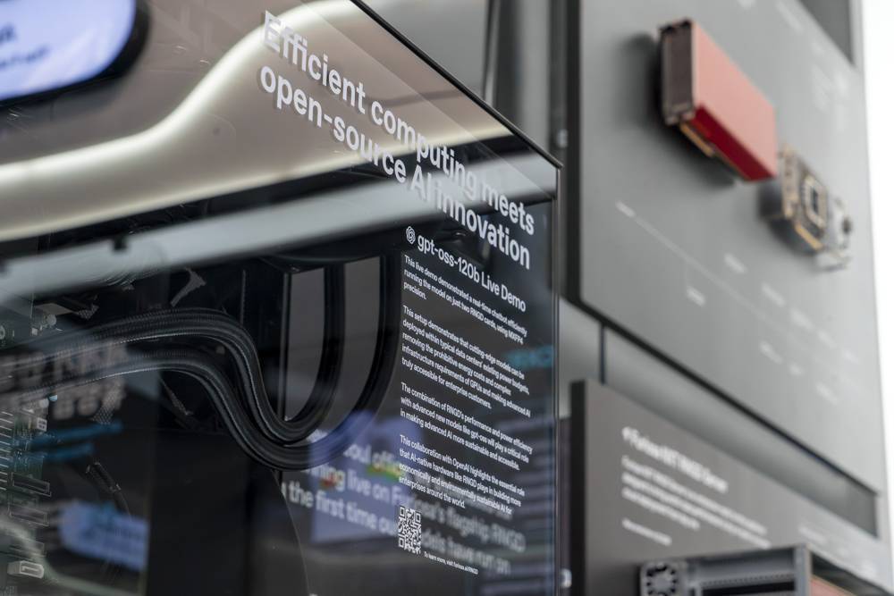 두 대의 RNGD 카드를 기반으로  gpt-oss 120B 모델을 인터넷 연결 없이 자체 구동하는 라이브 데모 시스템 / 출처=IT동아