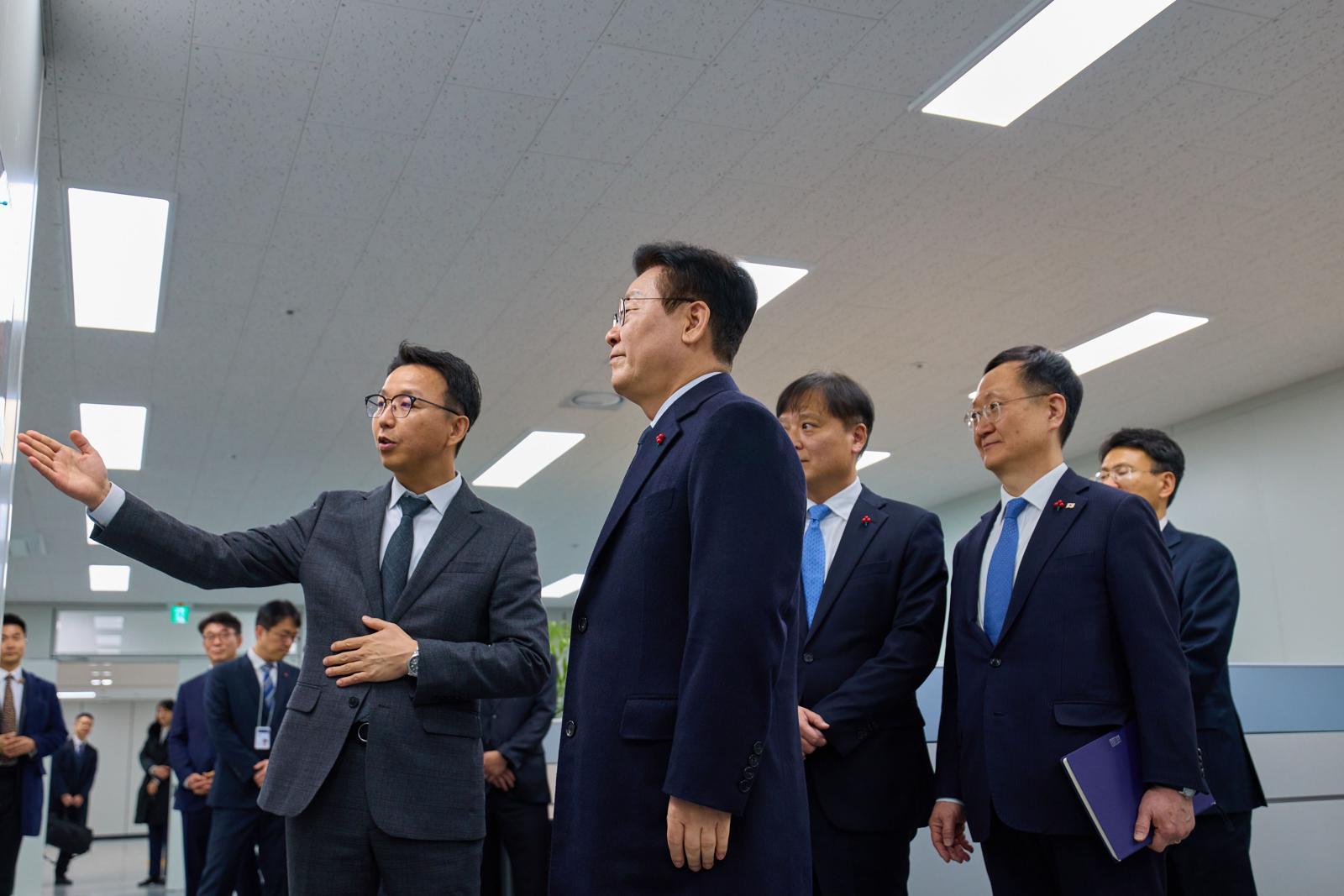 이재명 대통령이 26일 서울 종로구 정부서울청사 창성별관에 위치한 초국가범죄 특별대응 TF를 격려차 방문해 현황 설명을 듣고 있다. 뉴시스