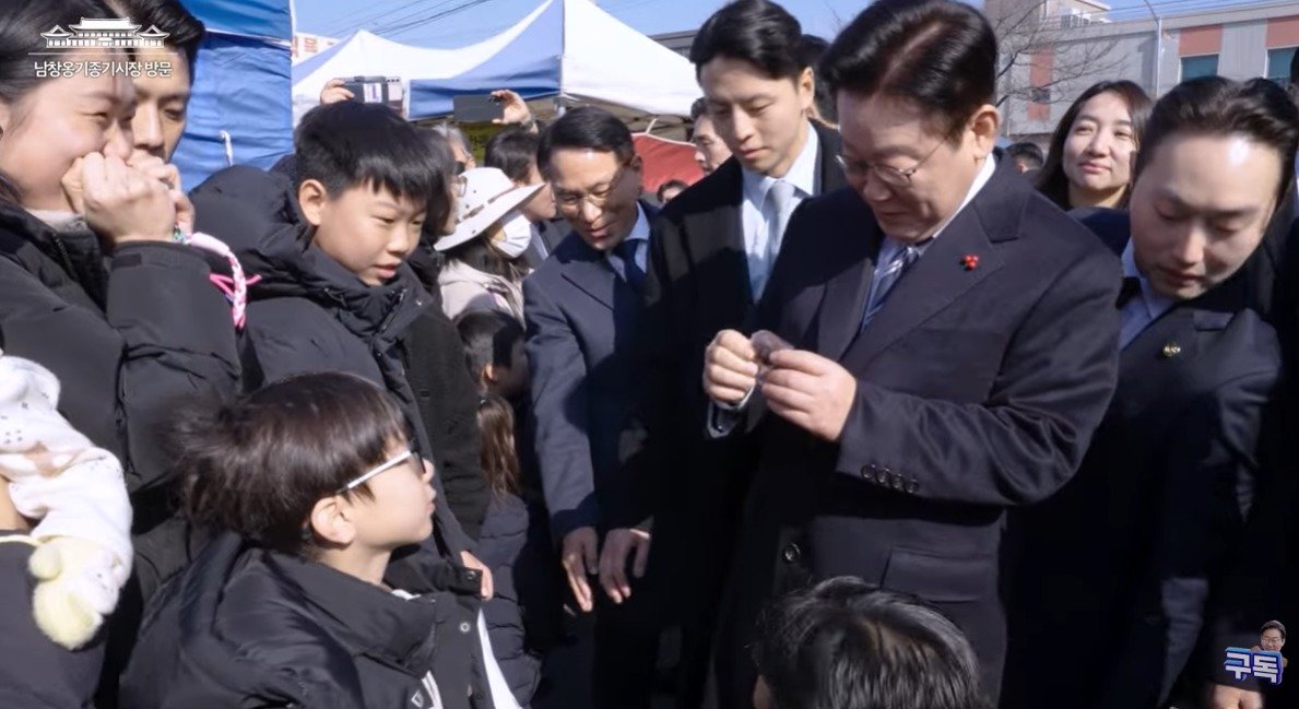 이재명 대통령이 어린아이가 선물한 두쫀쿠를 보고 관심을 보이는 모습. 이재명 대통령 유튜브 캡처