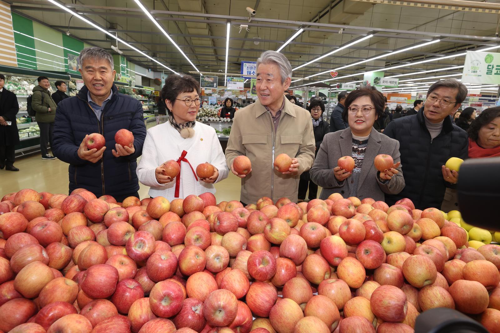 강호동 농협중앙회장(왼쪽 3번째)이 26일 농협하나로마트 양재점을 방문해 관계자들과 사과의 판매동향을 살핀 뒤 기념사진을 촬영하고 있다.