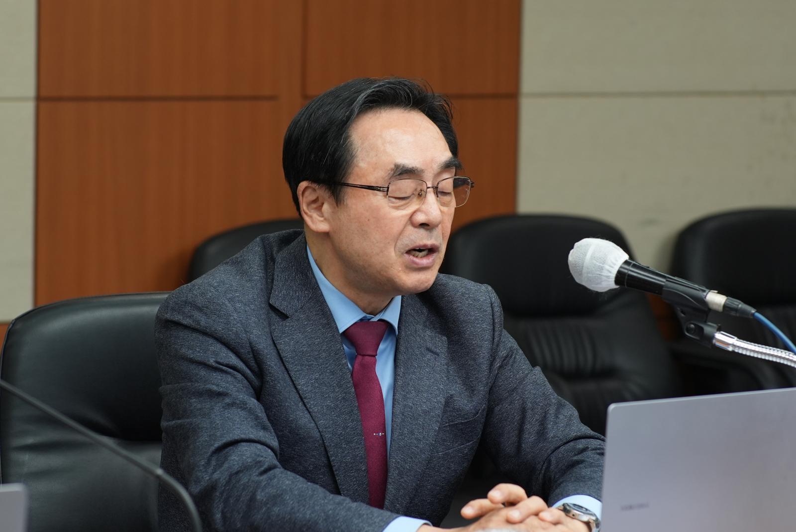 세계평화통일가정연합 성장위원회 정책과제 발표회에서 인사말을 하는 송용천 한국협회장