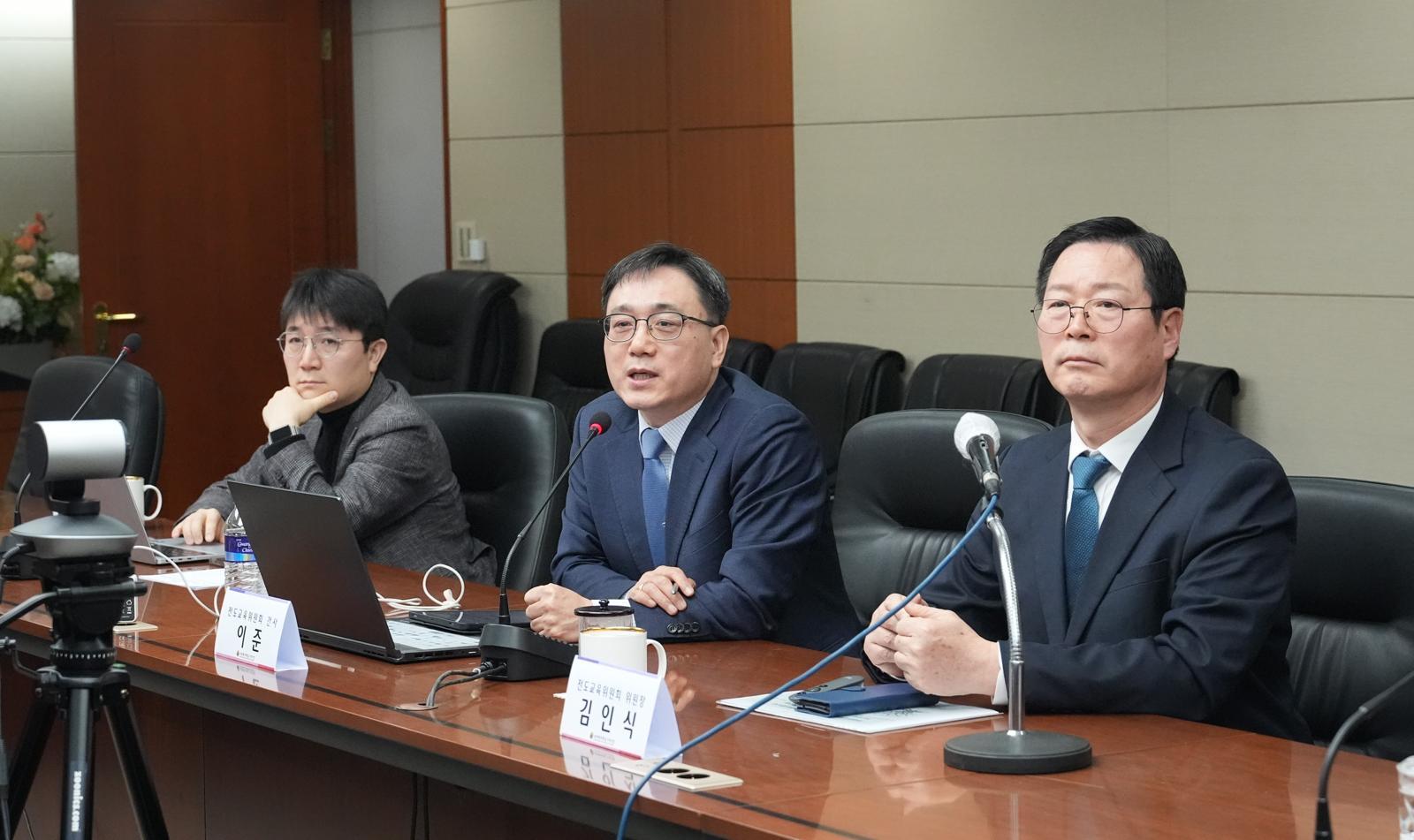 세계평화통일가정연합 성장위원회 정책과제 발표하는 분과위원들.