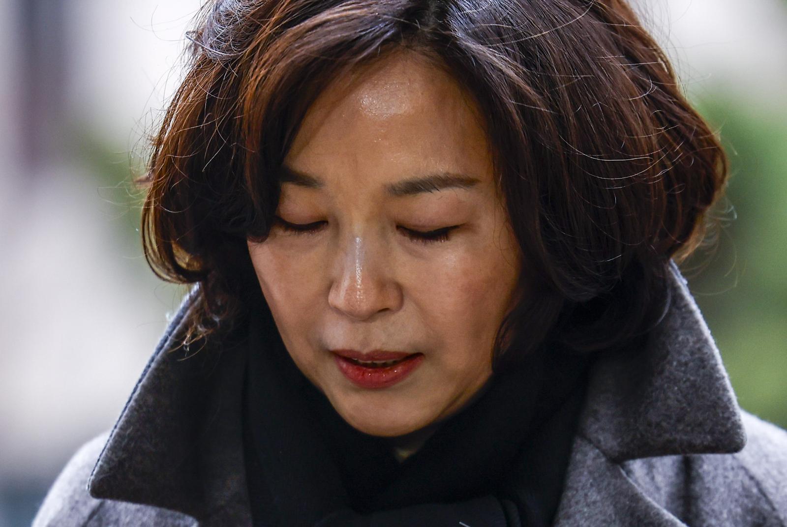 공천 헌금 의혹을 받는 김경 서울시의원이 18일 서울 마포구 공공범죄수사대에서 경찰 조사를 받기위해 출석하며 고개를 숙이고 있다. 2026.01.18. 뉴시스