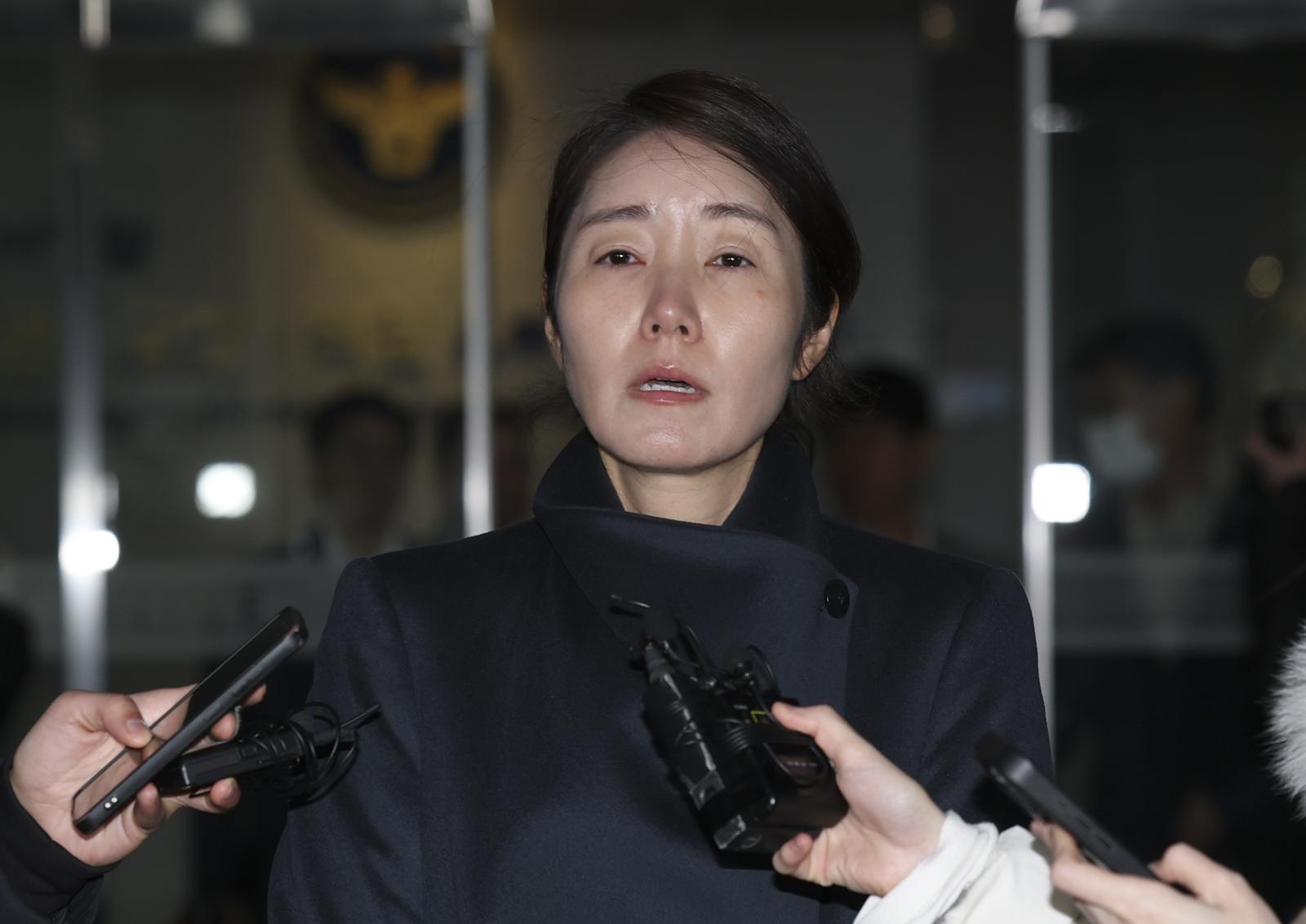 공천헌금 1억원 수수 의혹을 받고 있는 강선우 무소속 의원이 21일 새벽 서울 마포구 서울경찰청 공공범죄수사대에 피의자 신분으로 조사를 마치고 밖으로 나서며 취재진의 질문에 답하고 있다. 2026.01.21. 뉴시스