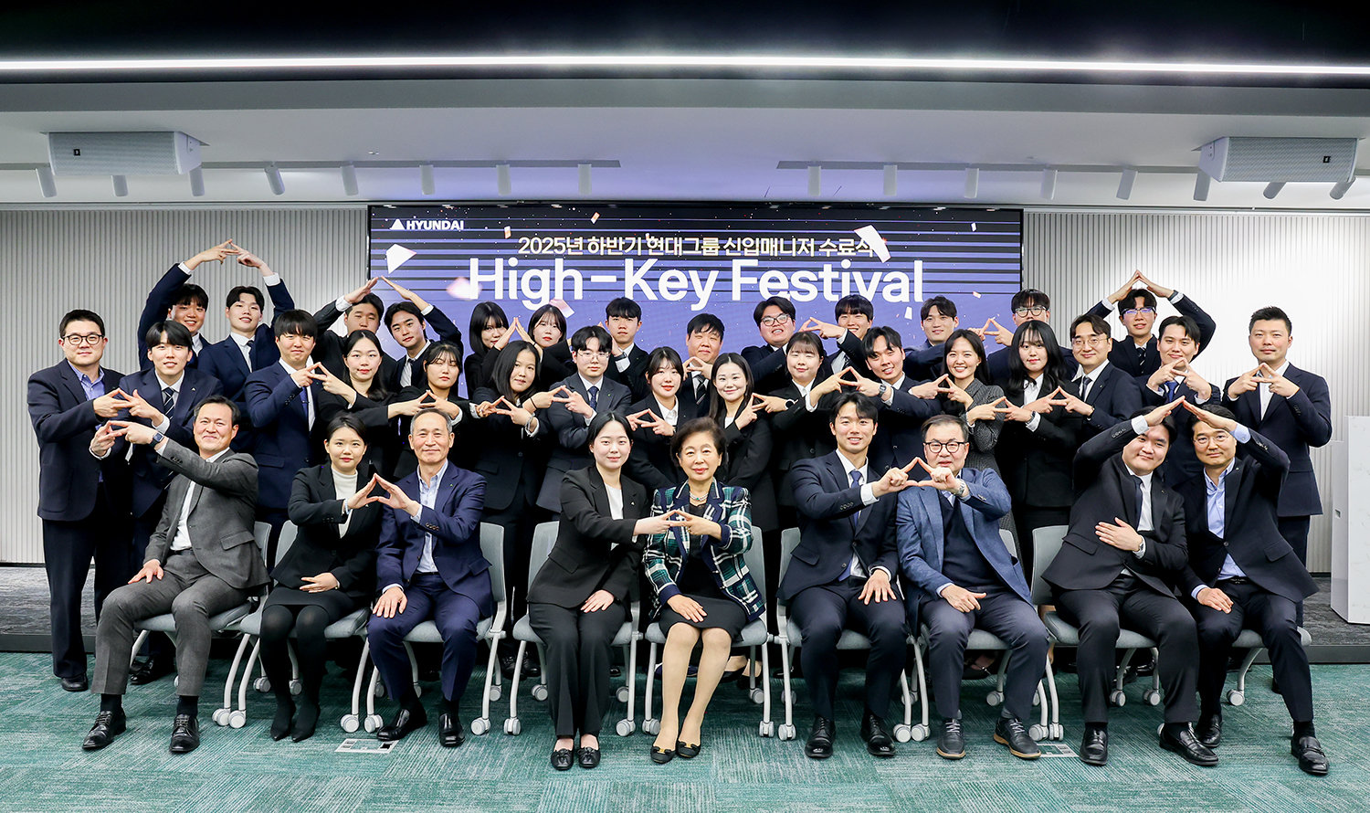 현정은 현대그룹 회장(앞줄 가운데)이 23일 진행된 신입 매니저 교육수료식에서 신입 매니저 및 임직원들과 기념사진을 찍고 있다. 현대그룹 제공