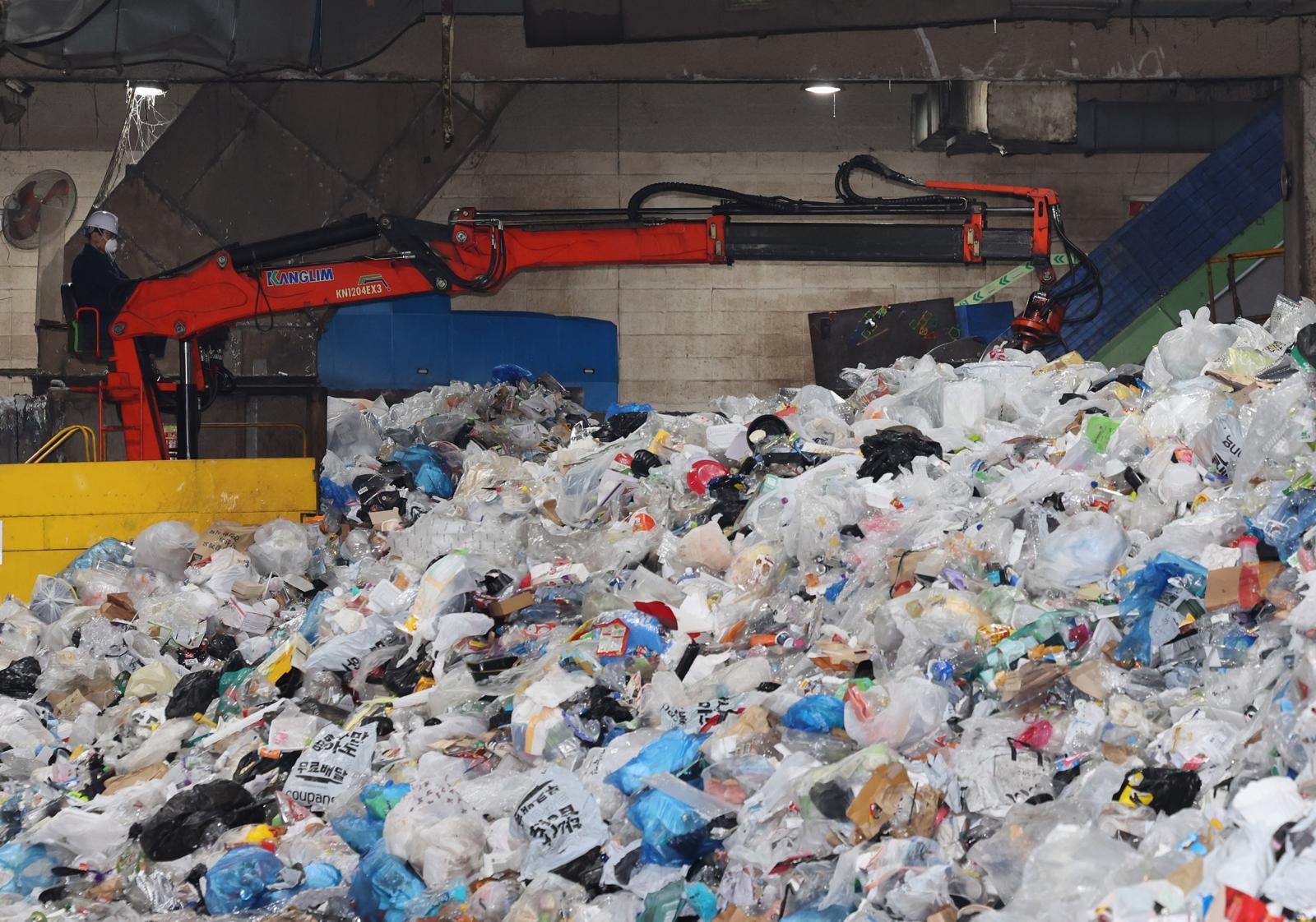 서울시가 시민 1명당 연간 ‘종량제봉투 1개 분량’을 줄이는 ‘생활폐기물 다이어트 천만 시민 실천 프로젝트’를 이달부터 추진한다고 밝힌 26일 오후 서울 강남구 강남환경자원센터에서 근무자들이 재활용품 분류 작업을 하고 있다. 2026.01.26. [서울=뉴시스]