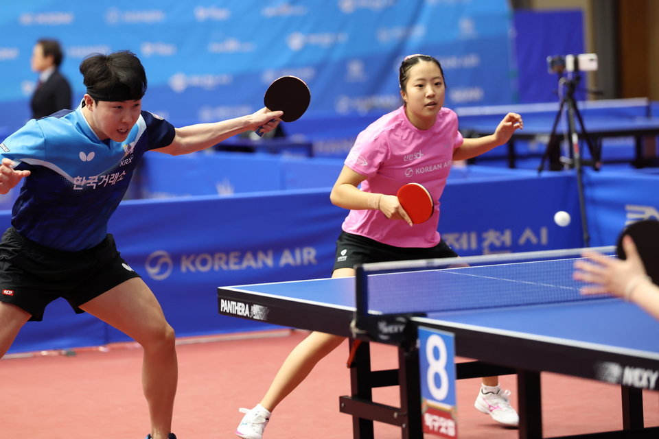 임종훈(왼쪽)-신유빈 조가 26일 충북 제천체육관에서 열린 전국남녀종합탁구선수권대회 혼합복식 결승에서 조승민-주천희 조를 3-1로 꺾고 우승을 차지했다. 사진은 25일 준결승전을 치르고 있는 임종훈과 신유빈 모습. 대한탁구협회 제공