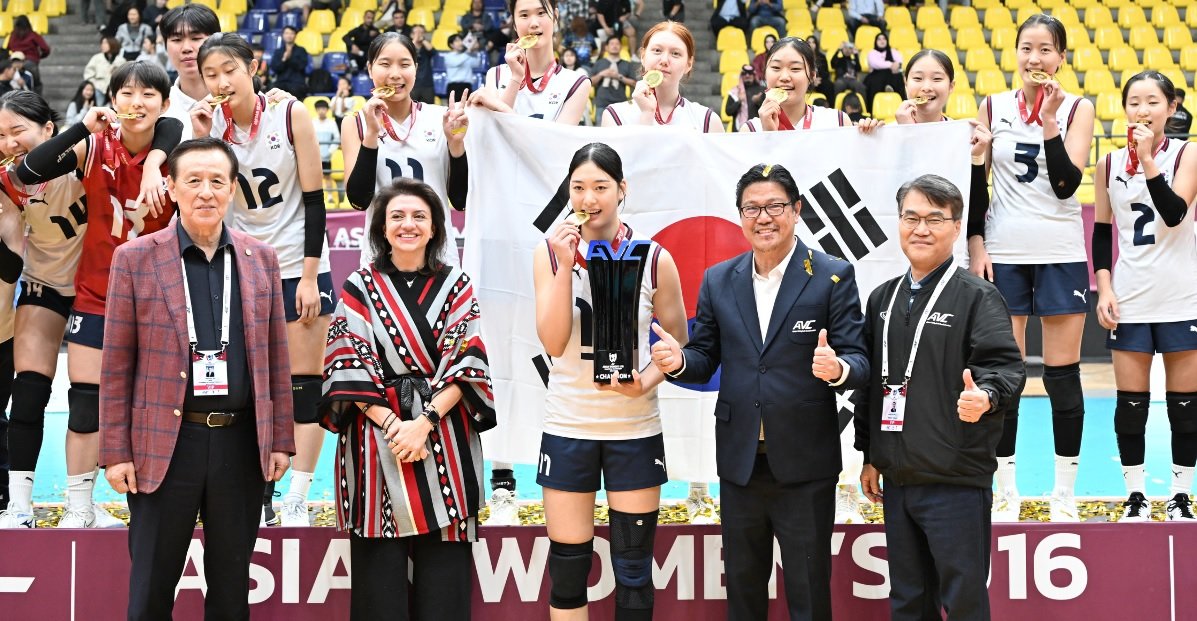 지난해 11월 16세 이하(U-16) 아시아선수권대회에서 우승한 뒤 메달과 트로피를 받고 메달을 깨물어보고 있는 여자 배구 대표팀 선수들. 사진출처 아시아배구연맹(AVC) 홈페이지