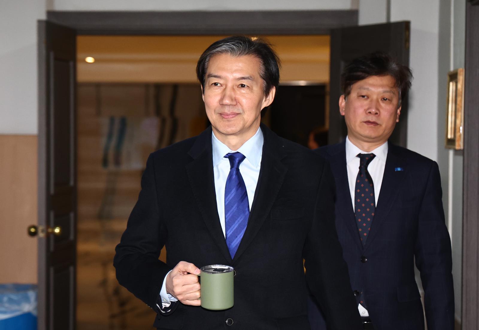 조국 조국혁신당 대표가 26일 오전 서울 여의도 중소기업중앙회에서 열린 당무위원회에 참석하기 위해 이동하고 있다. 뉴시스