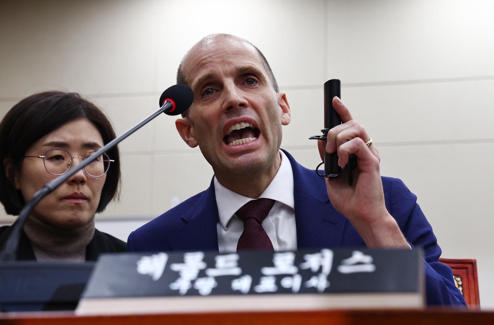 해롤드 로저스 쿠팡 대표이사가 지난 30일 서울 여의도 국회에서 열린 쿠팡 침해사고 및 개인정보 유출, 불공정 거래, 노동환경 실태 파악과 재발방지 대책 마련을 위한 연석 청문회에서 최민희 과방위원장의 동시통역기 착용 요구에 대해 입장을 밝히고 있다. 뉴시스