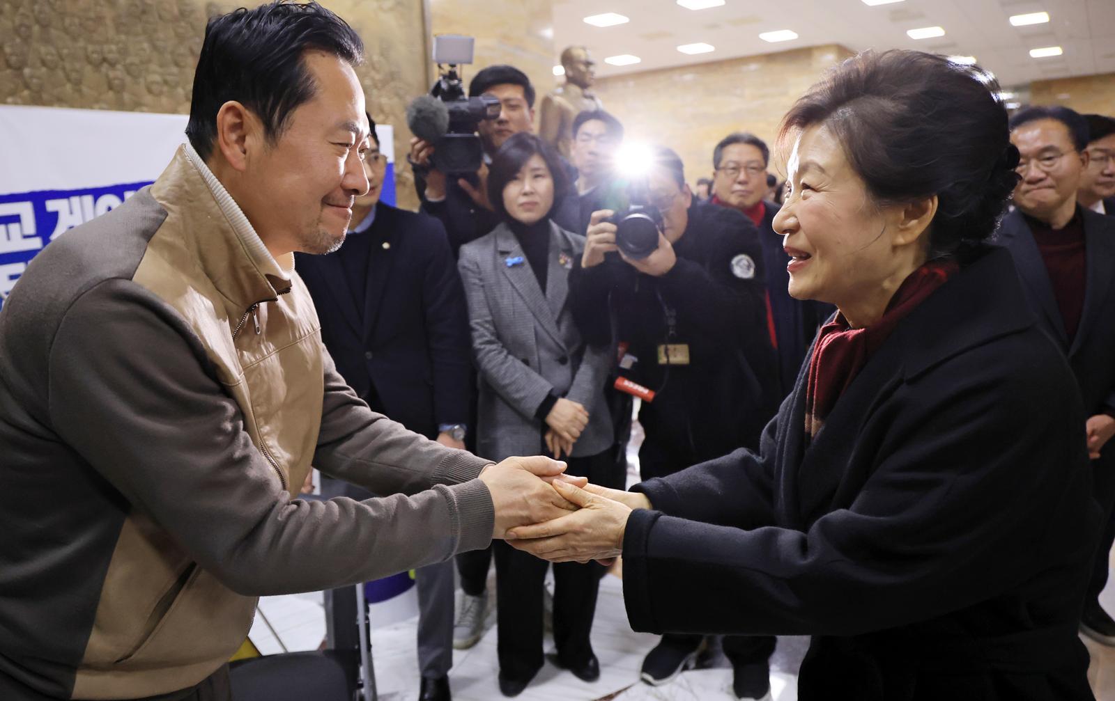 박근혜 전 대통령이 22일 서울 여의도 국회 로텐더홀에서 통일교·공천헌금 ‘쌍특검’ 수용을 요구하며 8일째 단식 중인 국민의힘 장동혁 대표를 찾아 인사를 나누고 있다. 2026.1.22 국회사진기자단