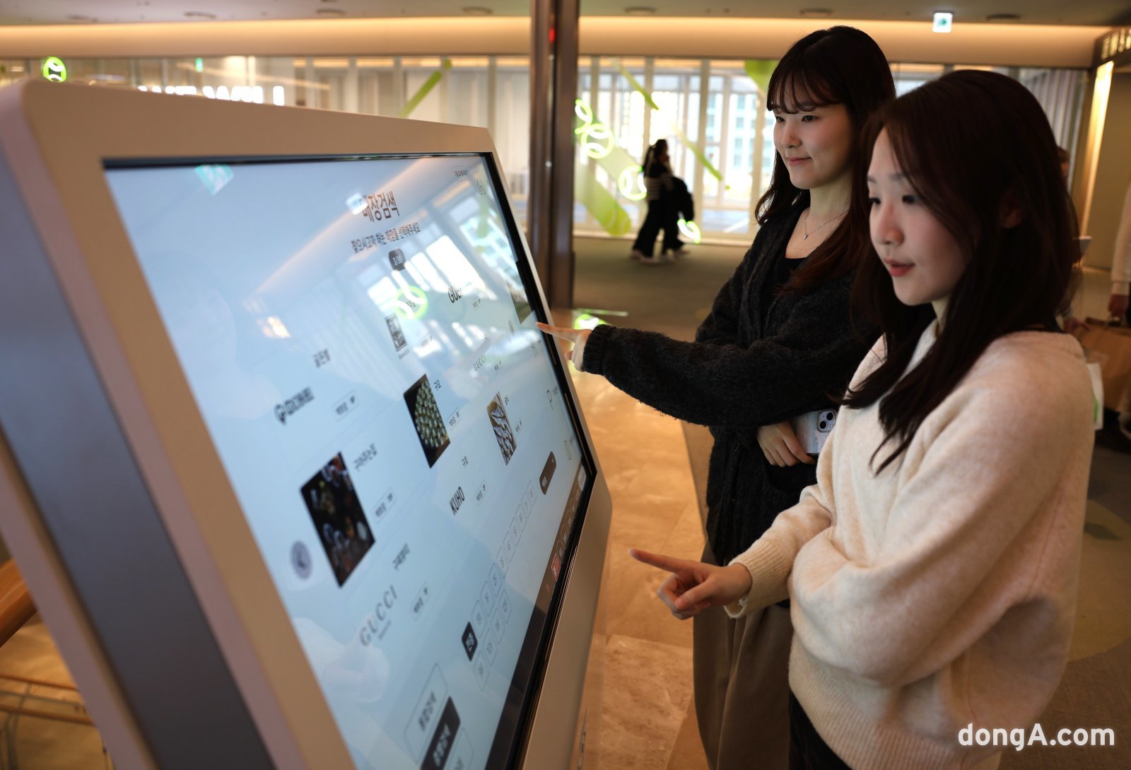 롯데월드몰에 도입된 배리어프리 키오스크를 이용하는 모습.