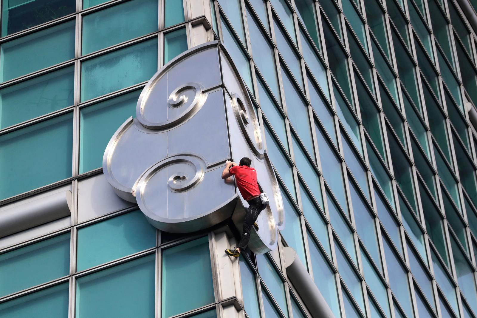 미국의 암벽 등반가 알렉스 호놀드가 25일 대만 타이베이의 초고층 빌딩 타이베이 101을 안전장비 없이 등반하는 데 성공했다. 호놀드가 건물을 등반하는 모습. 뉴시스