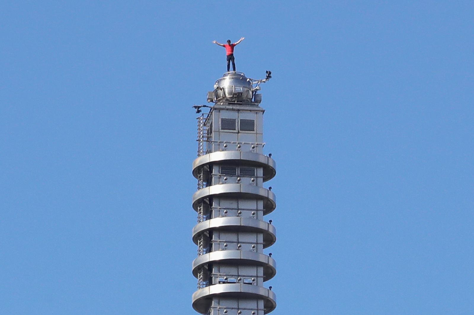 미국의 암벽 등반가 알렉스 호놀드가 25일 대만 타이베이의 초고층 빌딩 타이베이 101을 안전장비 없이 등반하는 데 성공했다. 호놀드가 건물 꼭대기에 서있는 모습. 뉴시스