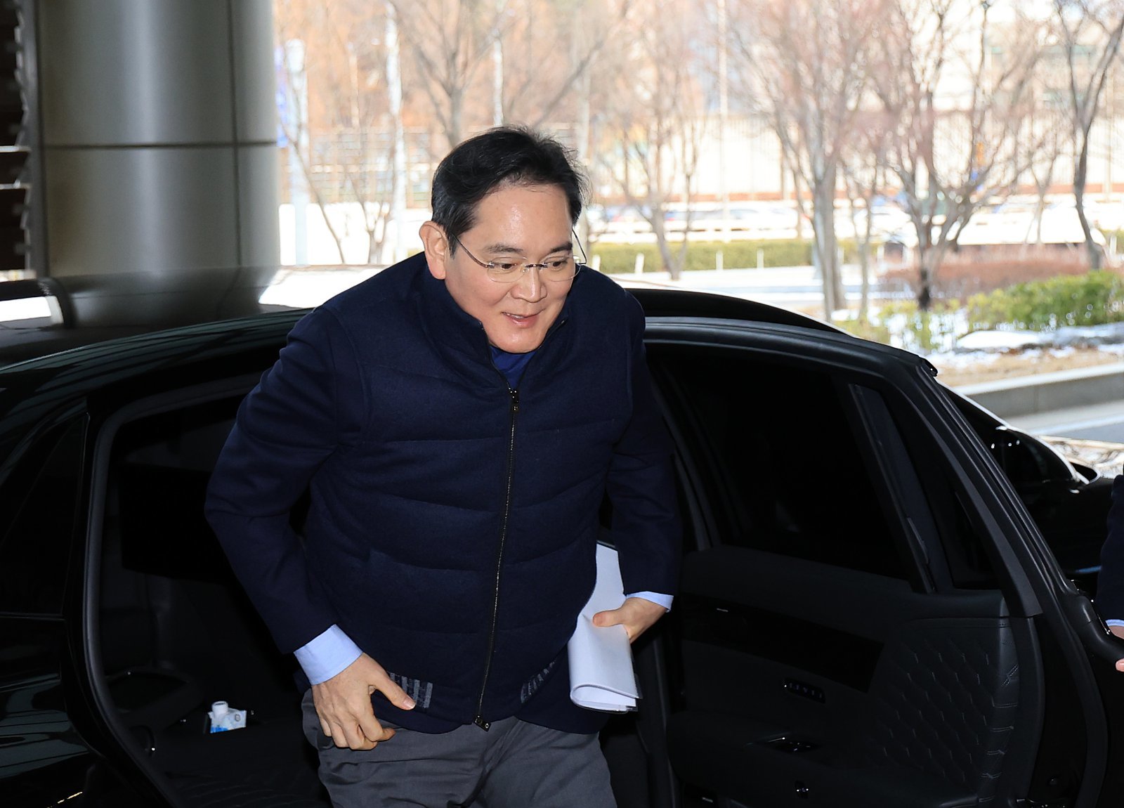 이재용 삼성전자 회장이 26일 서울 강서구 김포비즈니스항공센터에서 미국으로 출국하기위해 차량에서 내리고 있다. 이 회장은 고 이건희 선대회장의 국보급 기증 문화재 ‘이건희 컬렉션’의 성공적인 첫 해외 전시를 기념하기 위해 미국 워싱턴D.C를 방문할 예정이다. 1500년 한국 미술사를 관통하는 걸작으로 현지 관람객과 전문가들의 찬사를 받은 이건희 컬렉션은 오는 3월 미국 시카고박물관, 9월 영국 대영 박물관으로 자리를 옮겨 전시를 이어간다. 뉴스1