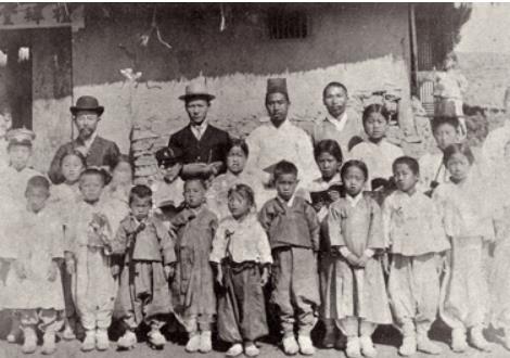 1906년 백범 김구 선생이 황해도 은율군 광진학교에서 교사로 재직하던 시절 모습. 백범김구기념사업회 제공