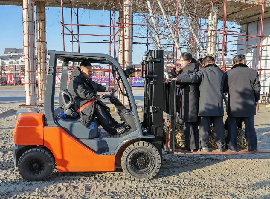 김정은(왼쪽)이 5일 가족과 함께 ‘해외군사작전 전투위훈기념관’ 건설 현장을 찾아와 신난 표정으로 딸 김주애(오른쪽에서 세 번째)와 관계자들 그리고 기념 식수용 나무들을 지게차에 태워 몰고 있다. 노동신문 뉴스1