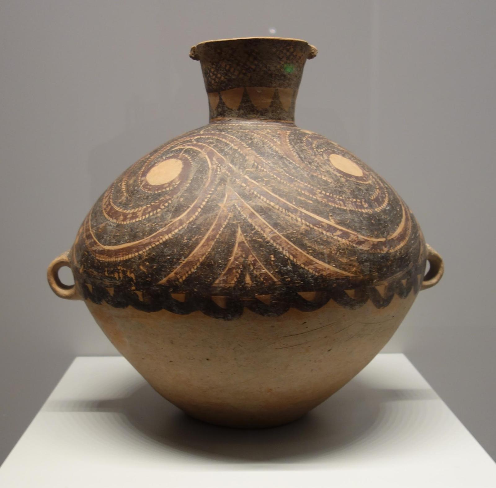 중국 서북 지역에서 출토된 약 6000년 전 채도(彩陶). 한반도의 빗살무늬토기와는 다른 계통의 전통을 보여 준다. 강인욱 교수 제공