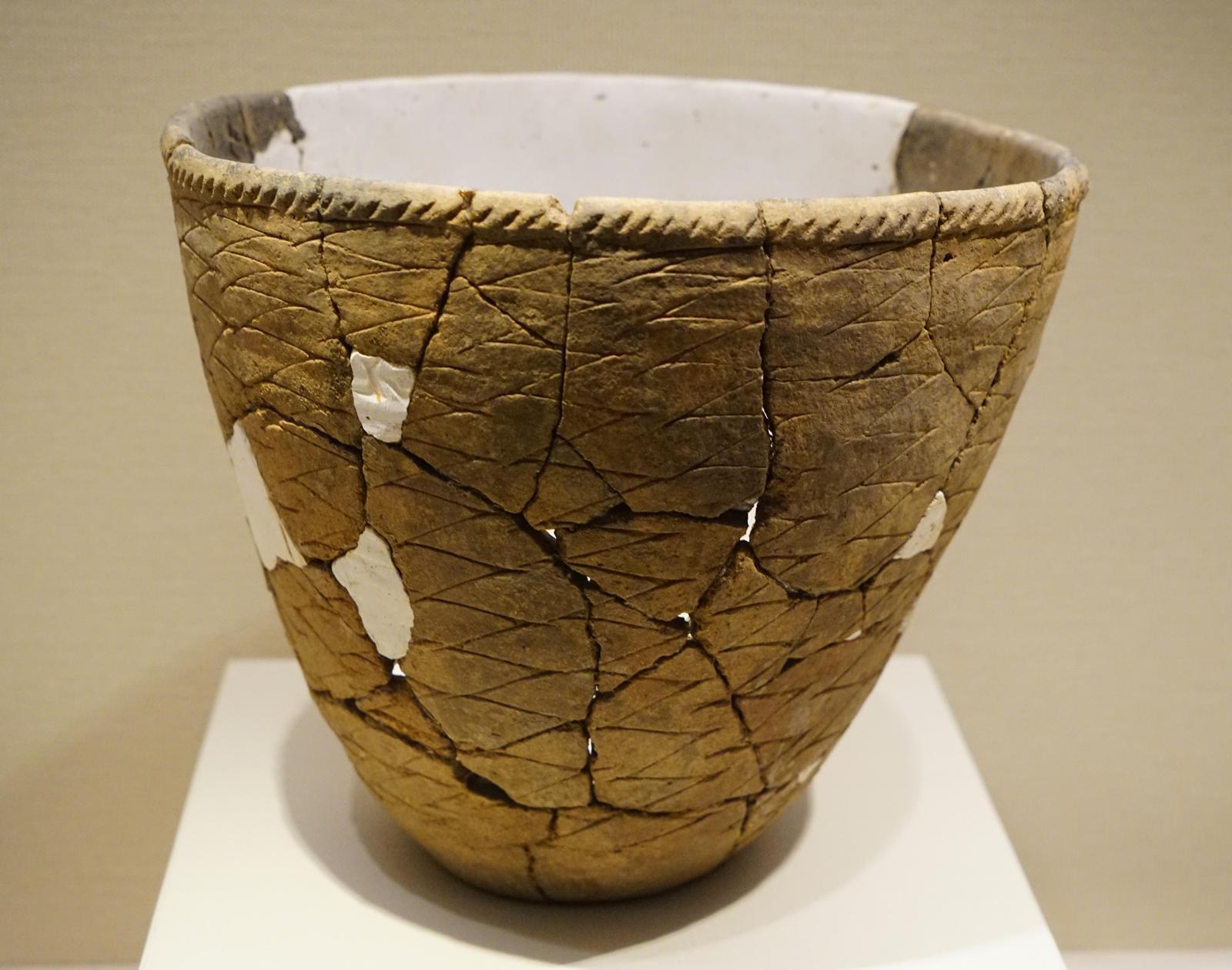 만주 서쪽 지역에서 제작된 약 8000년 전 빗살무늬토기. 바닥이 납작한 평저형이다.강인욱 교수 제공