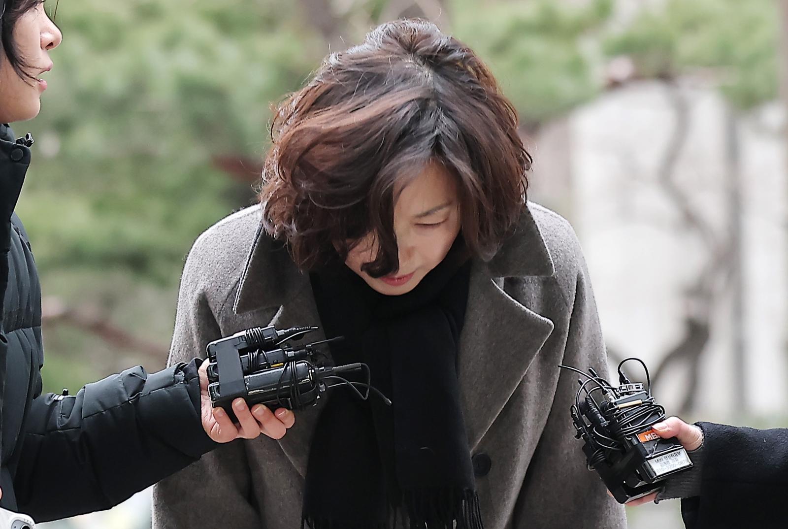 ‘공천 헌금’ 의혹을 받는 김경 서울시의원이 18일 오전 서울 마포구 서울경찰청 광역수사단 공공범죄수사대에서 피의자 신분으로 경찰 조사를 받기 위해 출석하며 고개 숙여 인사하고 있다. 2026.1.18/뉴스1