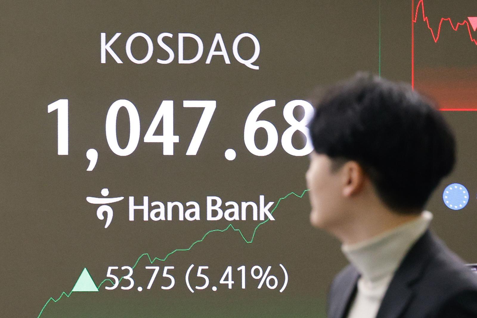 코스닥이 4년 만에 ‘천스닥’을 돌파한 가운데 매수 사이드카가 발동한 26일 오전 서울 중구 하나은행 딜링룸 전공판에 코스닥 지수가 나오고 있다. 2026.1.26.뉴스1