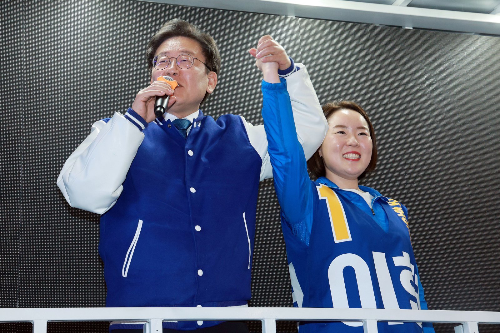 이재명 더불어민주당 대표가 3일 부산 부산진구 신천대로에서 열린 집중유세에서 이현 부산진구을 후보 지지를 호소하고 있다. 2024.04.03. [부산=뉴시스]