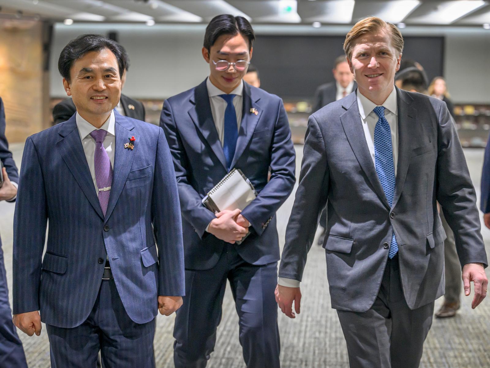 안규백 국방부 장관(왼쪽)이 26일 오전 국방부를 방문한 엘브리지 콜비 미 국방부 정책 차관(오른쪽)을 만나 접견 장소로 이동하고 있다. 안 장관은 “올해를 양국 국방 협력의 실질적인 성과를 창출하는 해로 만들어 가자”고 당부하며 콜비 차관과 한반도 안보 정세, 한미동맹 현안에 대해 논의했다. 국방부 제공