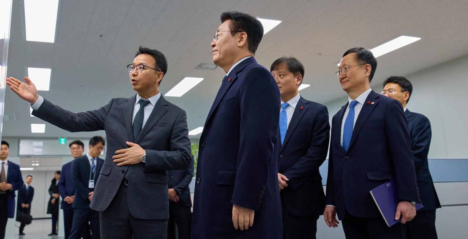 李 “한국인 건들면 패가망신, 동남아에 적극 알려야”
이재명 대통령이 26일 정부서울청사 창성동 별관에 위치한 ‘초국가범죄 특별대응 태스크포스(TF)’ 사무실을 방문해 직원들의 설명을 듣고 있다. 이 대통령은 “한국인을 건드리면 패가망신한다는 사실을 동남아 현지 언론과도 공조하는 등 적극 알리라”며 해외 거점 스캠 범죄에 적극 대응하라고 지시했다. 청와대 제공