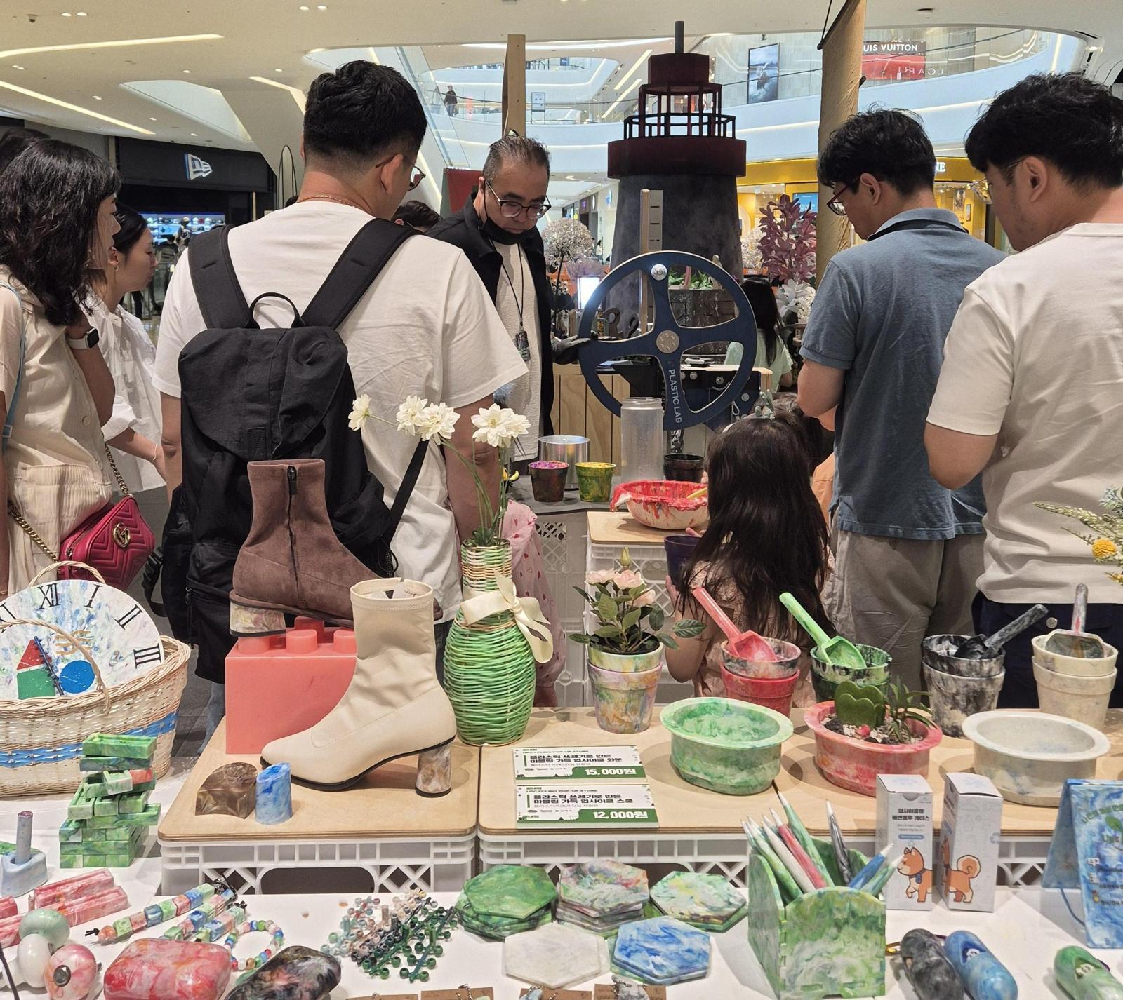신세계 하남 스타필드에서 열린 ‘경기도 업사이클 팝업스토어’에서 방문객들이 경기도 내 업사이클 기업들이 제작한 제품을 살펴보고 있다. 경기환경에너지진흥원 제공