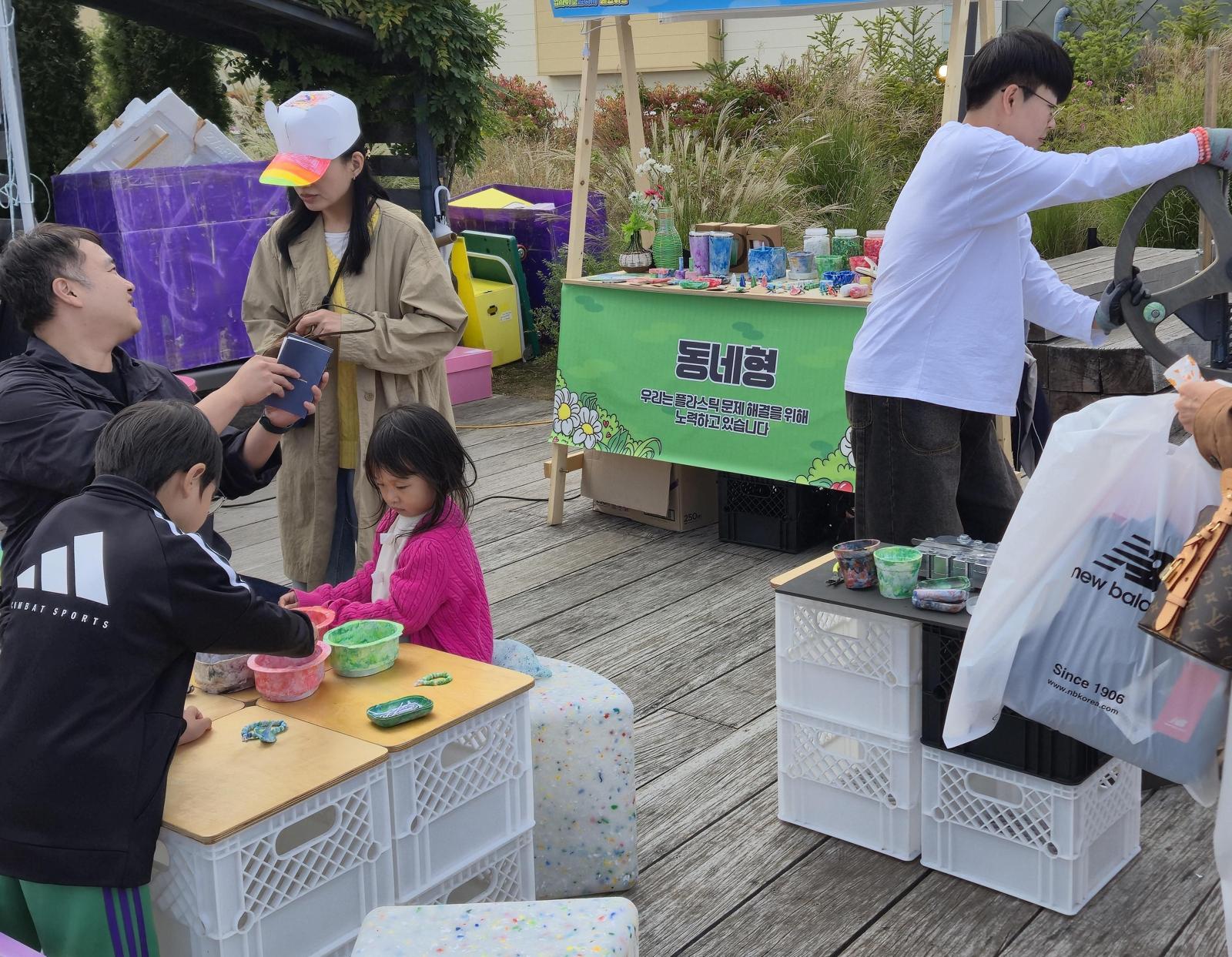 김포 현대프리미엄아울렛 앞에서 열린 ‘업사이클빌리지 페스티벌’에서는 시민들이 업사이클 제품을 직접 체험하고 있다. 경기환경에너지진흥원은 도내 업사이클 기업의 제품을 시민들에게 소개하고 판로를 넓히기 위해 백화점 아웃렛 등 민간 유통 공간과 협업한 팝업스토어 행사를 정기적으로 운영하고 있다.
