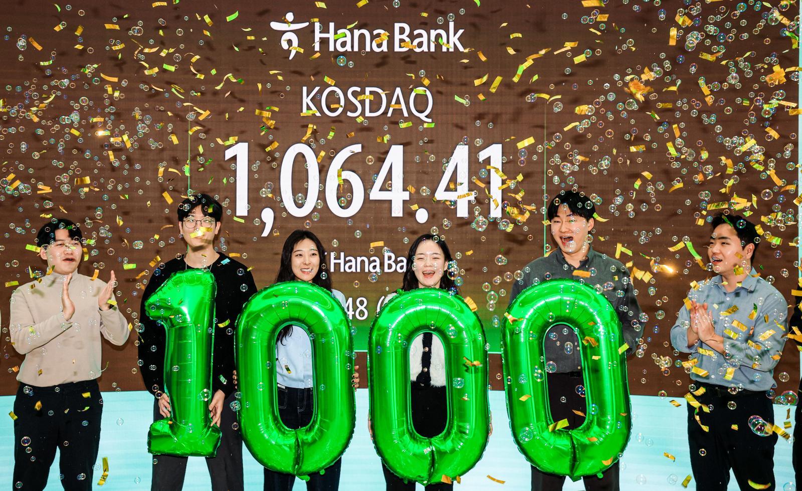 26일 서울 중구 하나은행 본점 딜링룸에서 직원들이 코스닥지수 1,000 돌파를 축하하고 있다. 사진공동취재단