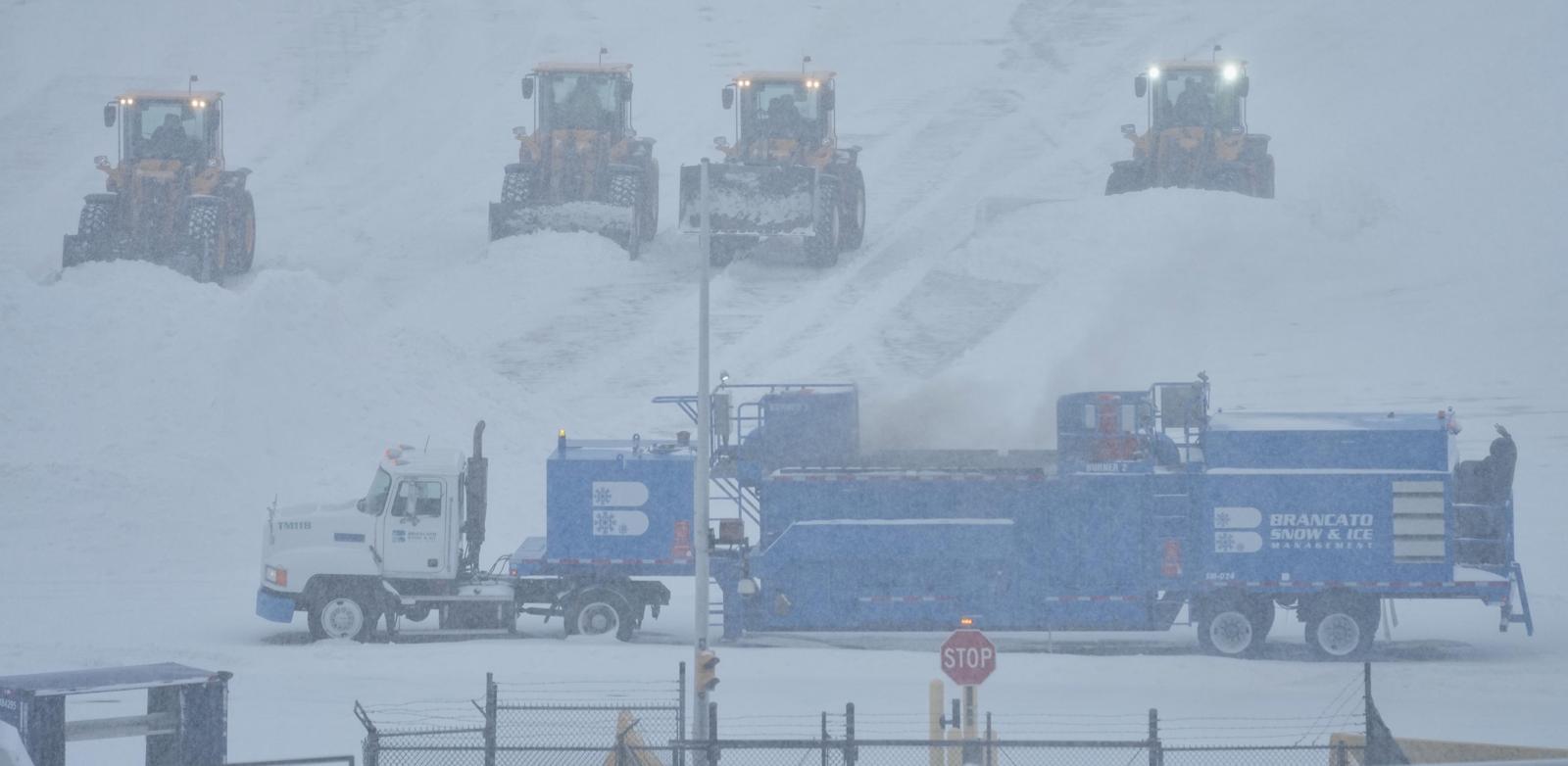 겨울 폭풍 덮친 美 공항서 중장비로 제설작업
25일 강력한 겨울 폭풍이 덮친 미국 펜실베이니아주 필라델피아에서 공항 직원들이 제설 작업을 진행 중이다. 이번 겨울 폭풍은 미국 서부와 남부 일부를 제외한 전 지역을 강타 중이며, 특히 중부와 북동부에 큰 피해를 주고 있다. 폭설과 결빙에 따른 대규모 정전, 항공편 결항 등의 피해가 발생하고 있다. 일부 지역에선 최대 60cm에 달하는 폭설도 예보됐다. 필라델피아=AP 뉴시스