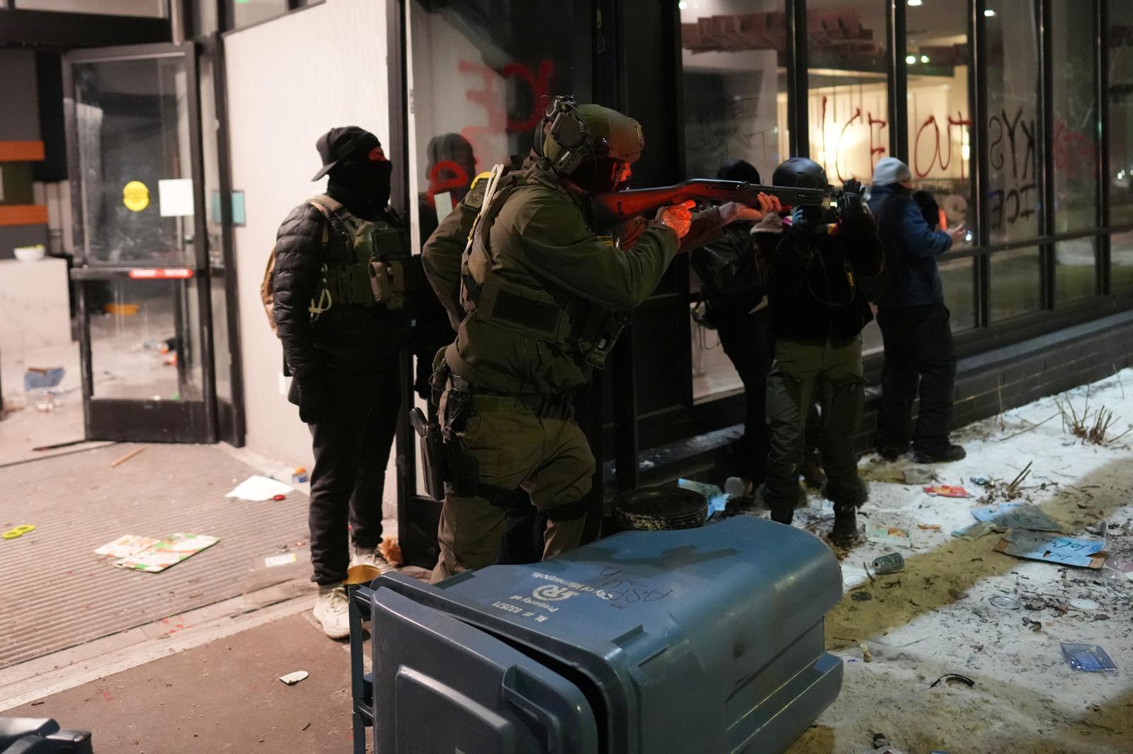 시위대 겨누는 연방 요원
25일(현지 시간) 미국 미네소타주 미니애폴리스에서 연방 요원들이 시위대를 향해 최루 가스를 발사하고 있다. 미니애폴리스=AP 뉴시스