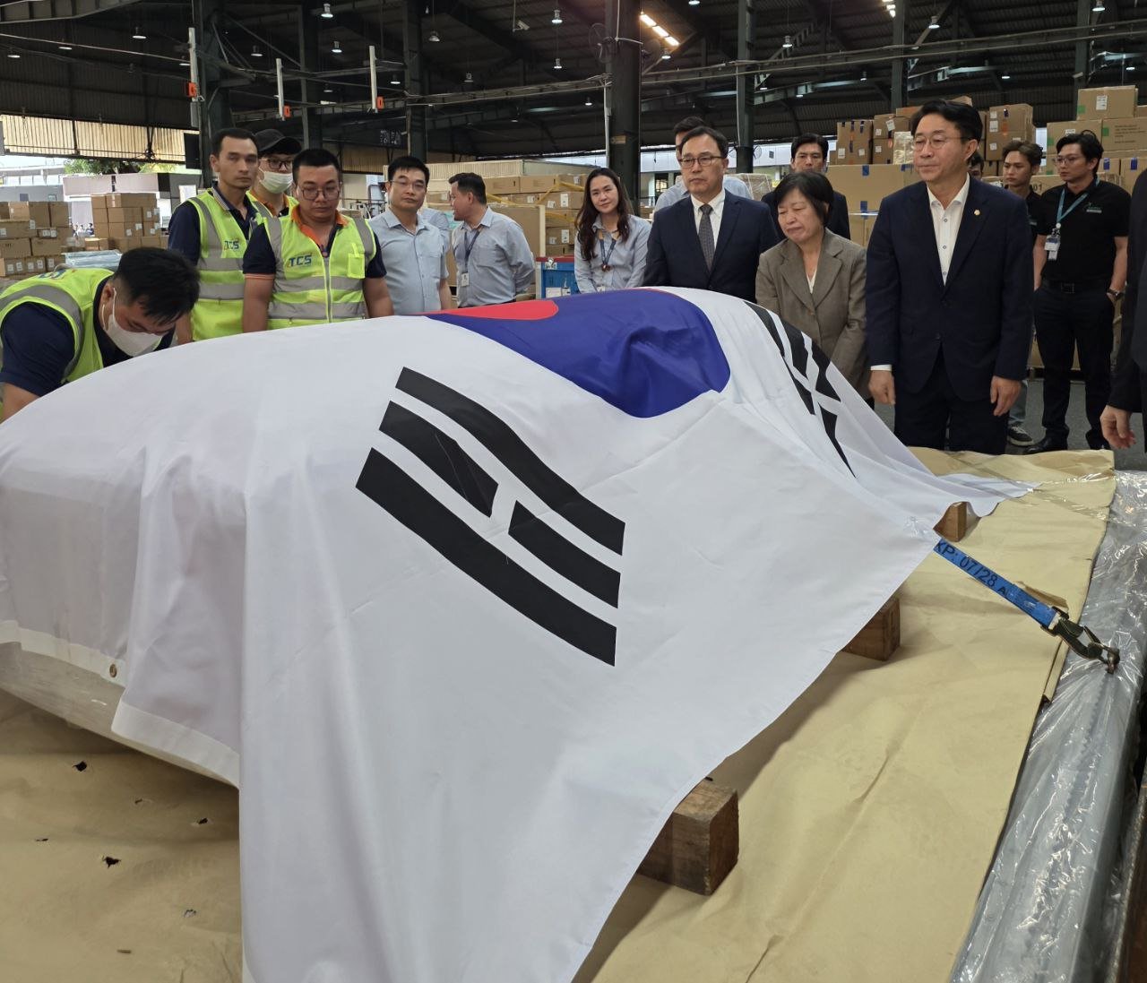 26일(현지시간) 베트남 호찌민 국제공항에 도착한 이해찬 민주평화통일자문회의 수석부의장의 관이 대형 태극기에 감싸인 채 이송 준비를 끝마쳤다. 김현 더불어민주당 의원실 제공