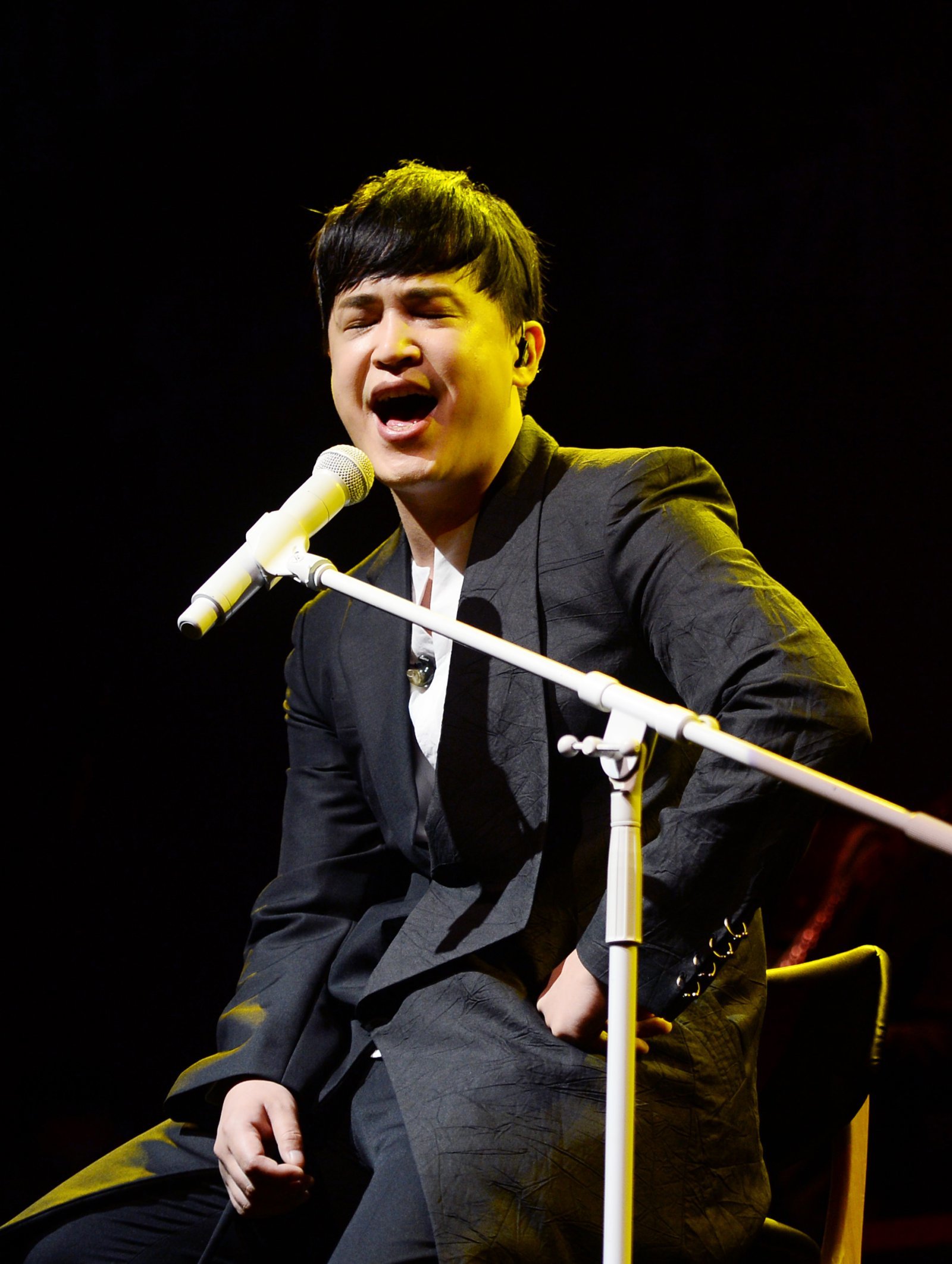 가수 이수가 16일 오후 서울 마포구 신한카드 판스퀘어 라이브홀에서에서 열린 두 번째 솔로 앨범 ‘인헤일’(inhale) 음감회에서 멋진 무대를 선보이고 있다.   지난 2008년 첫 번째 솔로 앨범 ‘I AM…’ 이후 약 9년만에 새롭게 발매하는 이번 앨범은 이수가 타이틀곡을 포함해 전곡을 작사, 작곡한 것으로 알려져 기대를 모으고 있다. 2017.05.16.   【서울=뉴시스】