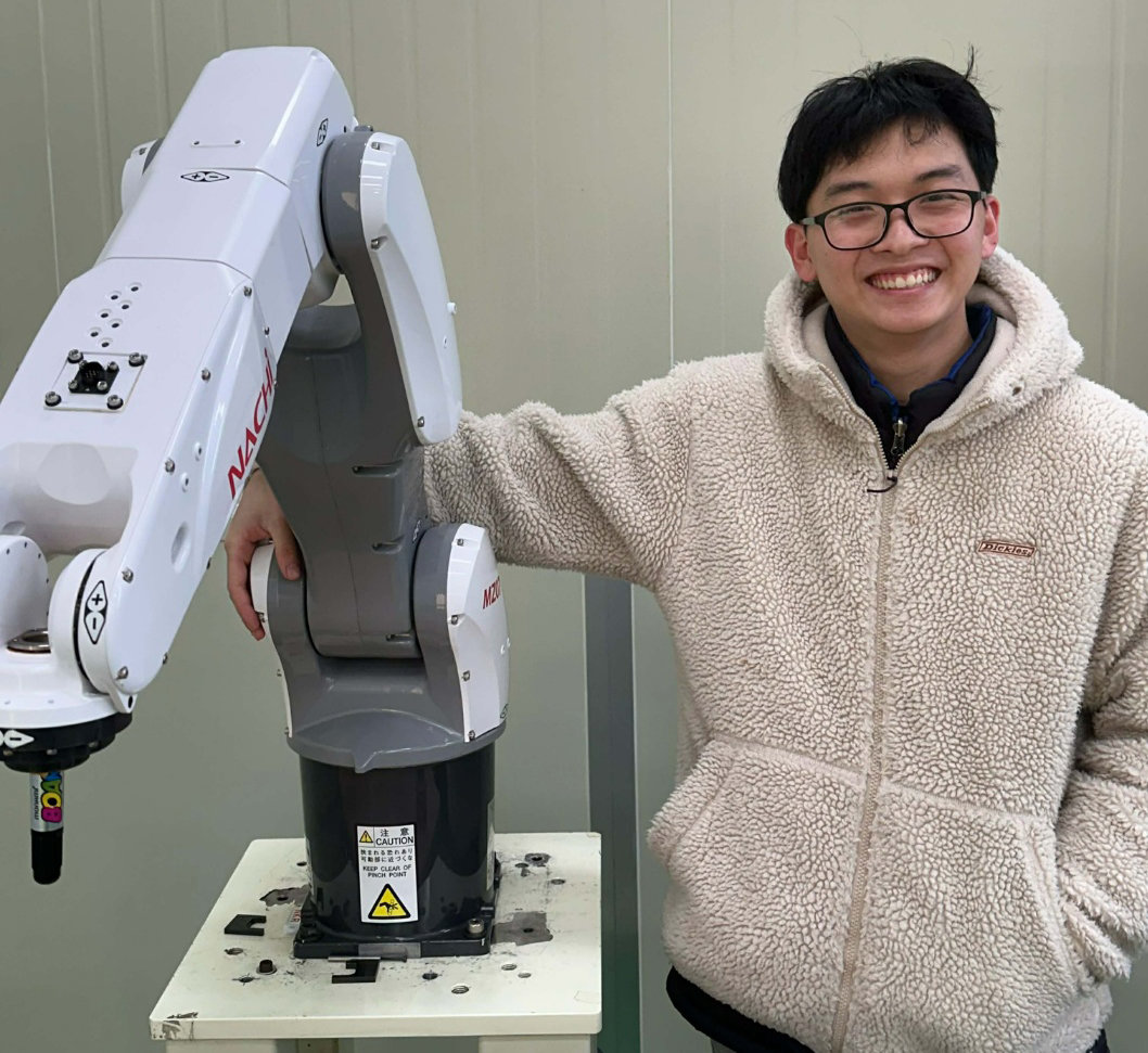 한국과 베트남 다문화 가정에서 성장한 부민준 씨가 로봇 옆에서 미소를 지어 보이고 있다. 부 씨의 회사는 현재 베트남에도 진출했는데, 어린 시절 베트남에서 성장한 부 씨가 베트남 근로자에게 제품 사용법 등을 교육하고 있다. 한국폴리텍대 제공