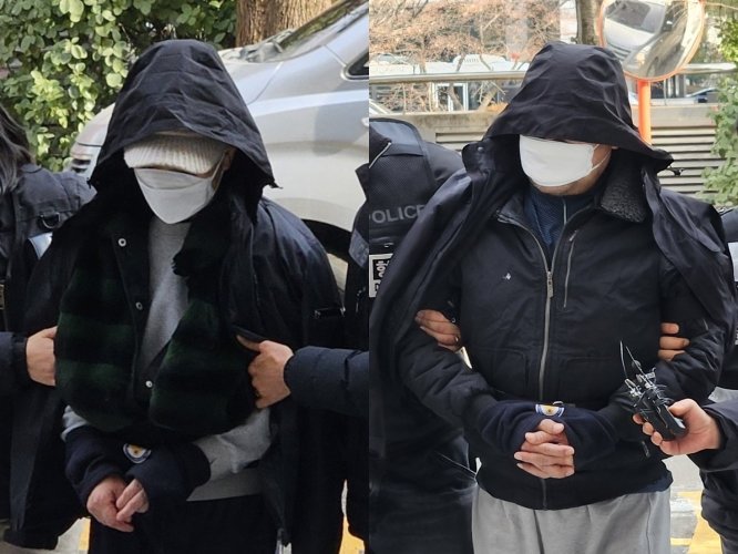 90대 노모를 폭행해 숨지게 한 혐의를 받는 60대 딸(왼쪽)과 이를 방조한 사위가 26일 오후 인천 미추홀구 인천지법에서 열린 구속 전 피의자 심문(영장실질심사)에 출석하고 있다. 2026.01.26. [인천=뉴시스]