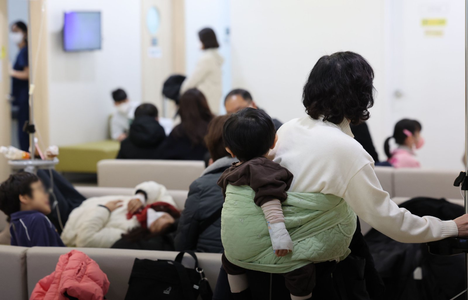 독감이 유행 중인 19일 오후 서울 성북구 우리아이들병원 진료실이 진료를 받기 위해 기다리는 어린이들로 붐비고 있다.  예년보다 한 달 이상 이른 인플루엔자 유행이 최근 10년 중 최고 수준으로 확산하며 방역당국이 경계 태세를 강화했다. 특히 초등학생 연령대에서 급증세가 두드러지면서 학령기 아동에 대한 예방접종 참여율 제고가 시급한 상황이다. 2025.11.19. [서울=뉴시스]