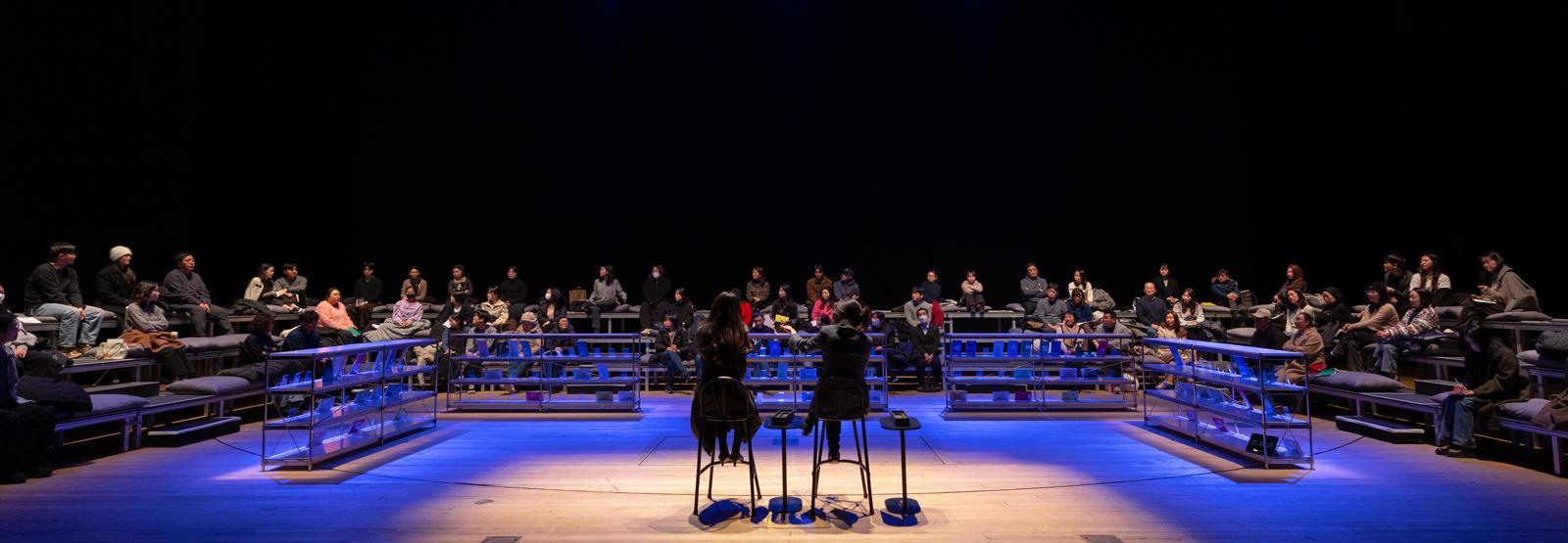 서울 종로구 세종문화회관 대극장에서 25, 26일 열린 ‘리딩&리스닝 스테이지’. 관객들이 무대 위에 앉아 시집을 읽고 있다. 세종문화회관 제공