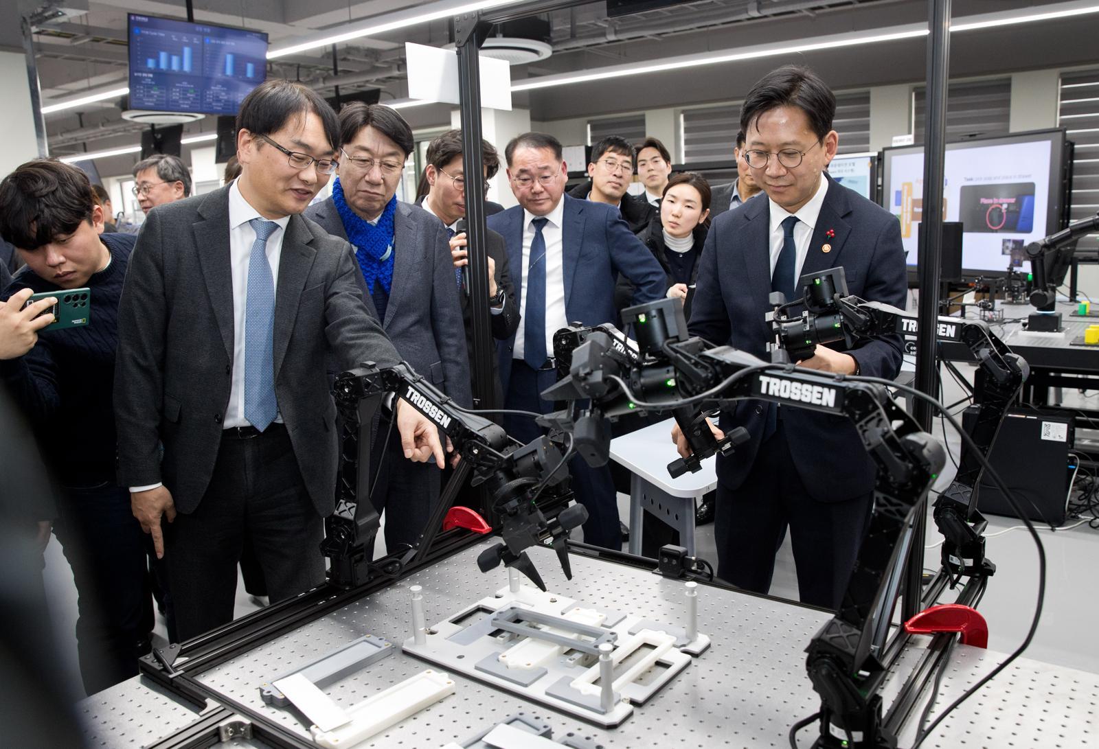 배경훈 부총리 겸 과학기술정보통신부 장관(오른쪽)이 26일 오후 전북 전주시 전북대에서 열린 ‘피지컬 AI 실증랩 개소식’에 참석해 작업자의 행동을 실시간으로 학습하고 따라 하는 로봇을 살펴보고 있다. 과기정통부 제공