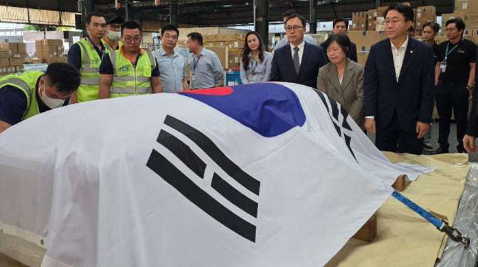 지난 26일(현지시간) 베트남 호찌민시 떤선 국제공항에 도착한 이해찬 민주평화통일자문회의 수석부의장의 관이 대형 태극기에 감싸인 채 운구되고 있다. 김현 더불어민주당 의원실 제공