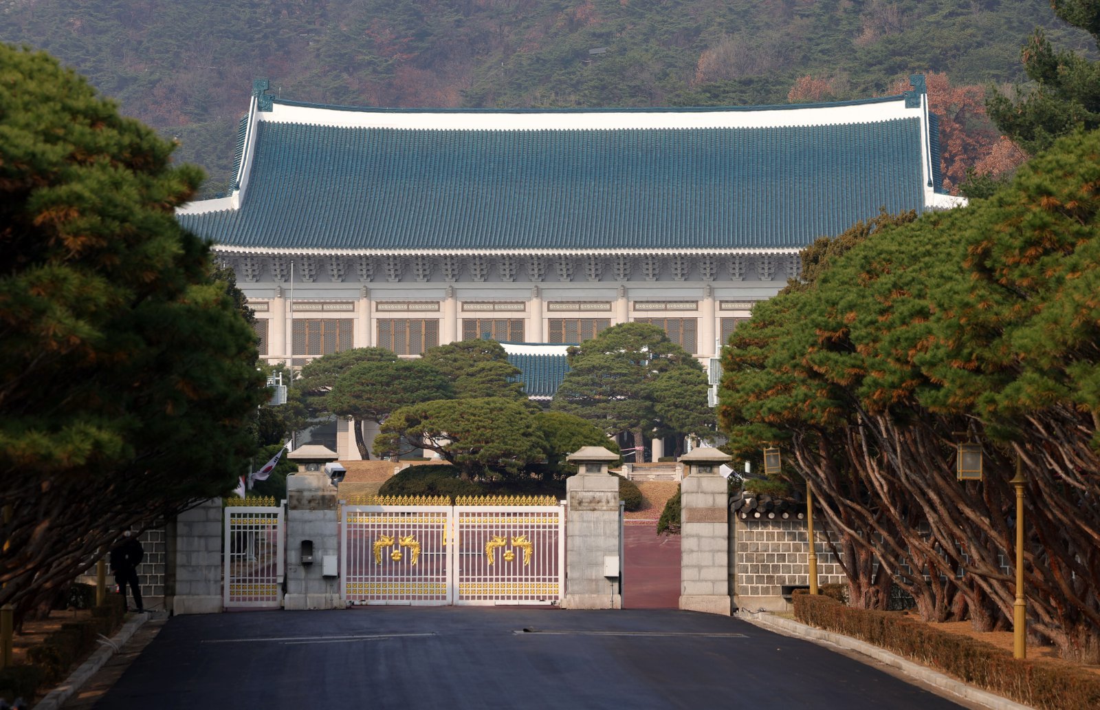 24일 서울 종로구 청와대 전경.  대통령실이 다음 달 중순부터 시설·보안 점검 상태와 부서별 준비 상황에 맞춰 청와대로 순차 이전한다. 대통령실 관계자는 “아직 마무리해야 할 시설·보안 공사 등이 남아 있어 청와대 이전은 12월 둘째 주부터 본격적으로 시작될 것”이라고 23일 밝혔다. 2025.11.24. 서울=뉴시스