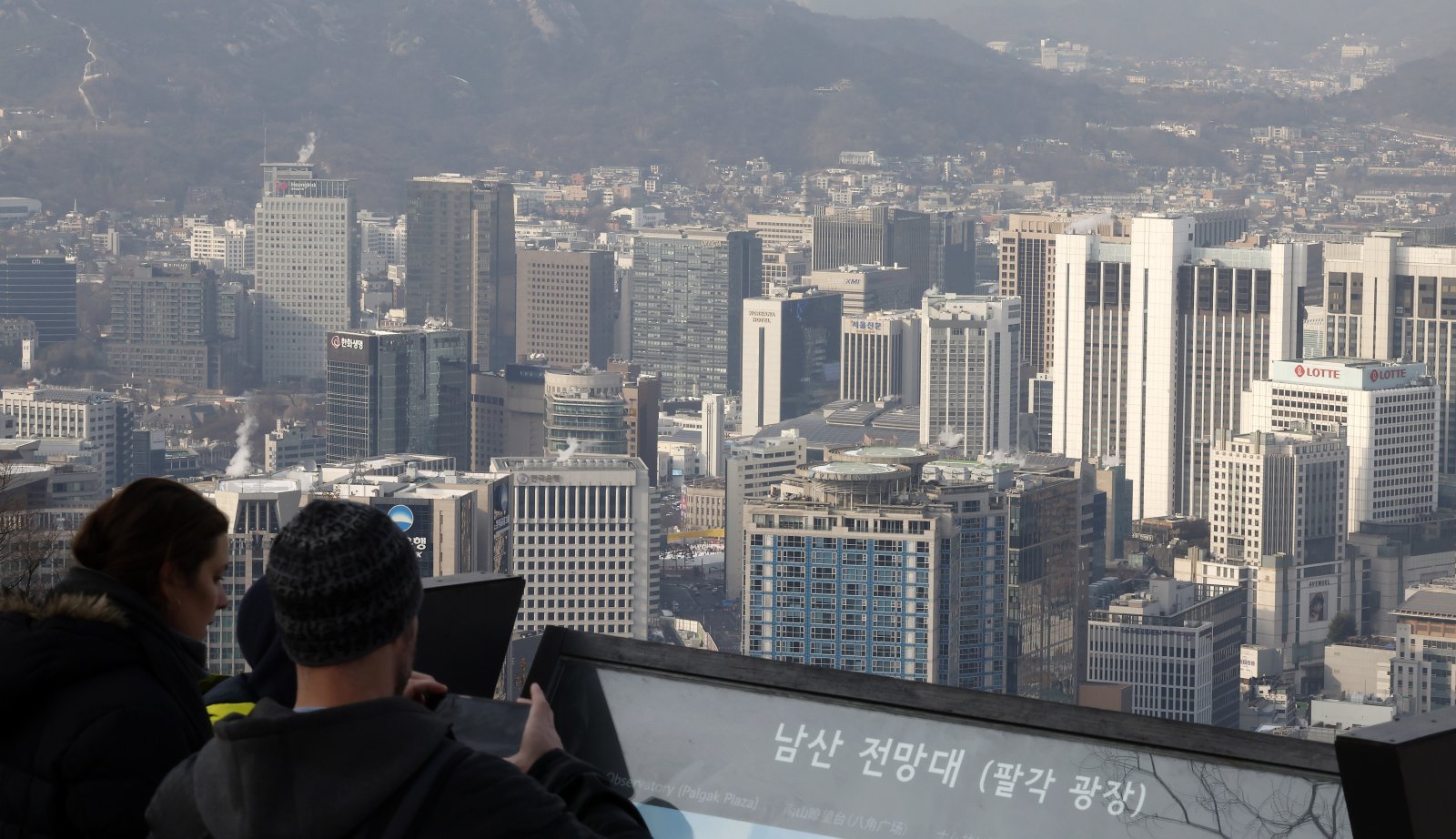 26일 국토교통부와 한국부동산원에 따르면 지난해 전국 지가(토지가격)는 2.25% 상승한 것으로 나타났다. 다만 서울과 경기권 상승폭이 전국 평균을 끌어올렸고, 나머지 지역은 평균을 한참 밑도는 수준이다.  17개 시도 중 서울(4.02%)과 경기(2.32%) 등 2개 시도만 전국 평균을 상회했다. 자치구별로 보면 서울 강남구의 지가 상승폭이 6.18%로 가장 높았고 용산구 6.15%, 서초구 5.19% 등이 뒤를 이었다. 사진은 서울 중구 남산에서 바라 본 서울 시내 모습. 2026.01.26. 서울=뉴시스