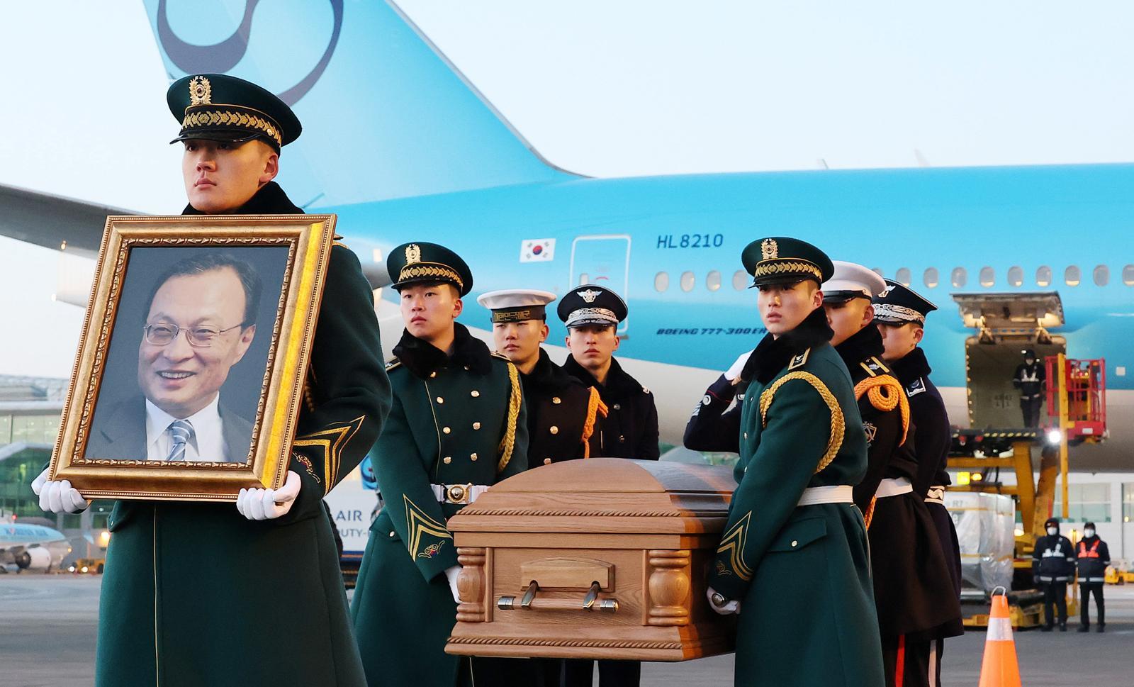 베트남 출장 중 심근경색으로 쓰러져 별세한 이해찬 민주평화통일자문회의 수석부의장의 시신이 27일 오전 인천국제공항에 도착, 빈소가 마련된 서울대병원 장례식장으로 운구되고 있다. 2026.1.27/뉴스1