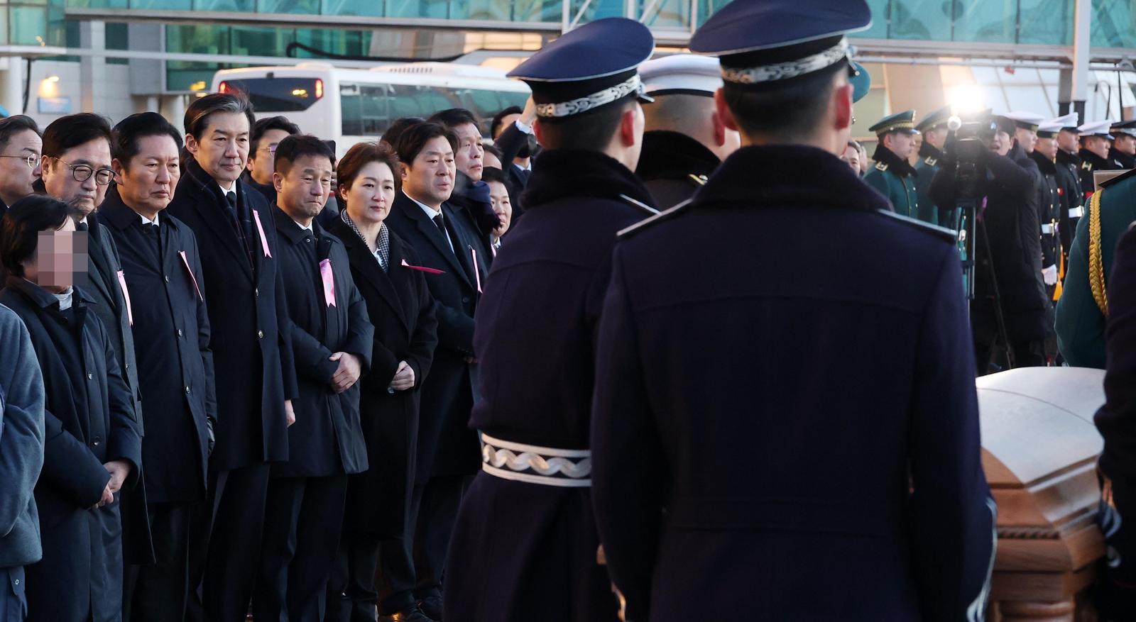 베트남 출장 중 별세한 고(故) 이해찬 민주평화통일자문회의 수석부의장의 시신이 27일 오전 인천국제공항에 도착해 운구 차량으로 이동하고 있는 가운데 우원식 국회의장, 정청래 더불어민주당대표, 조국 조국혁신당대표, 한병도 더불어민주당 원내대표, 이언주, 황명선 더불어민주당 최고위원 등이 영접하고 있다. 2026.01.27. 인천공항=뉴시스