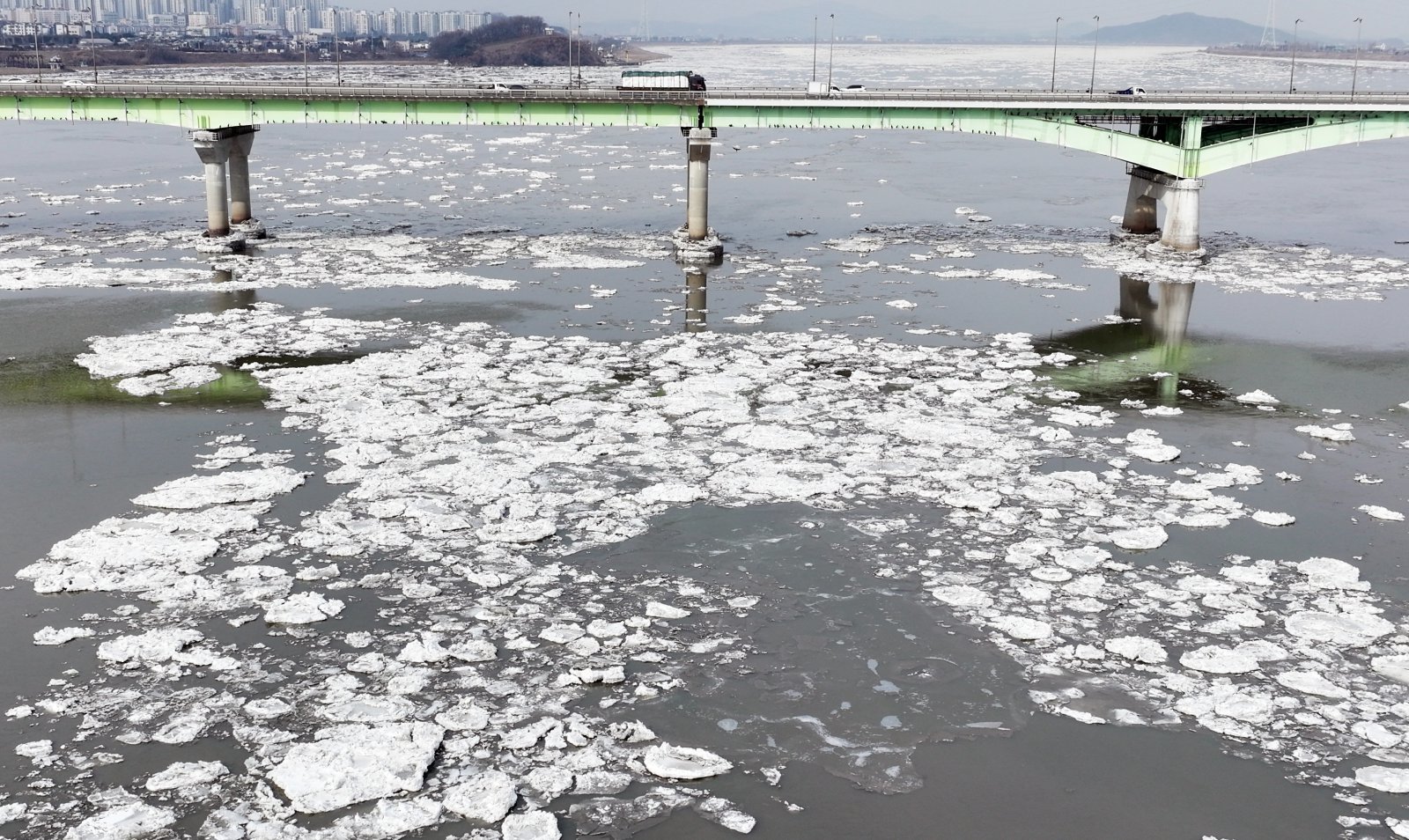 연일 한파가 이어지는 26일 경기 김포시 일산대교 일대에 유빙이 떠 있다. 2026.1.26/뉴스1