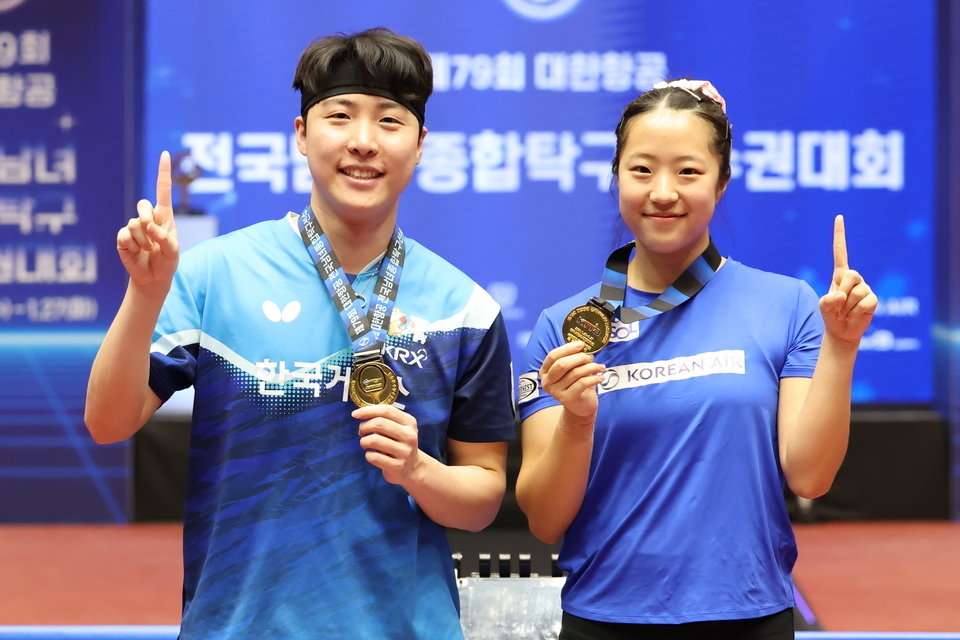 임종훈(왼쪽)-신유빈 혼합복식 조가 종합탁구선수권에서 우승했다. 대한탁구협회 제공