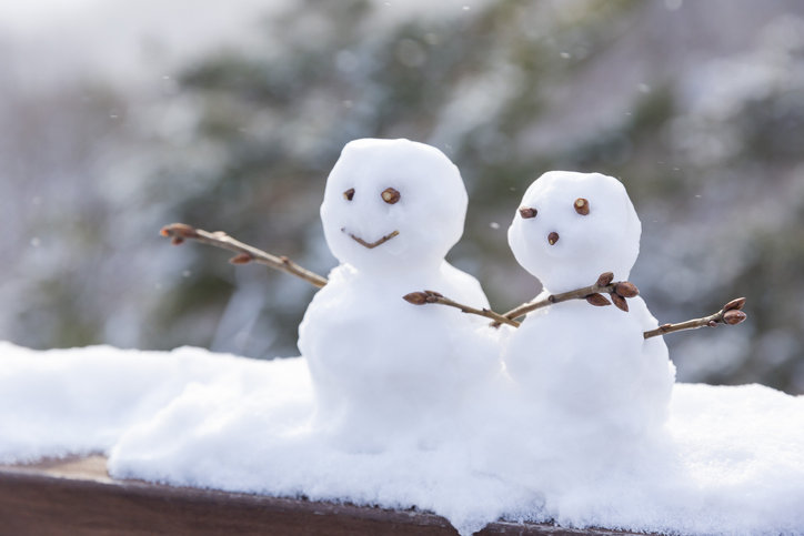 영하의 날씨에 뜨거운 물로 제설하면 위험하다. 삽으로 눈을 밀어내듯 치우고, 염화칼슘이나 모래를 뿌려 미끄럼 사고를 예방하는 것이 중요하다. 사진=게티이미지뱅크.